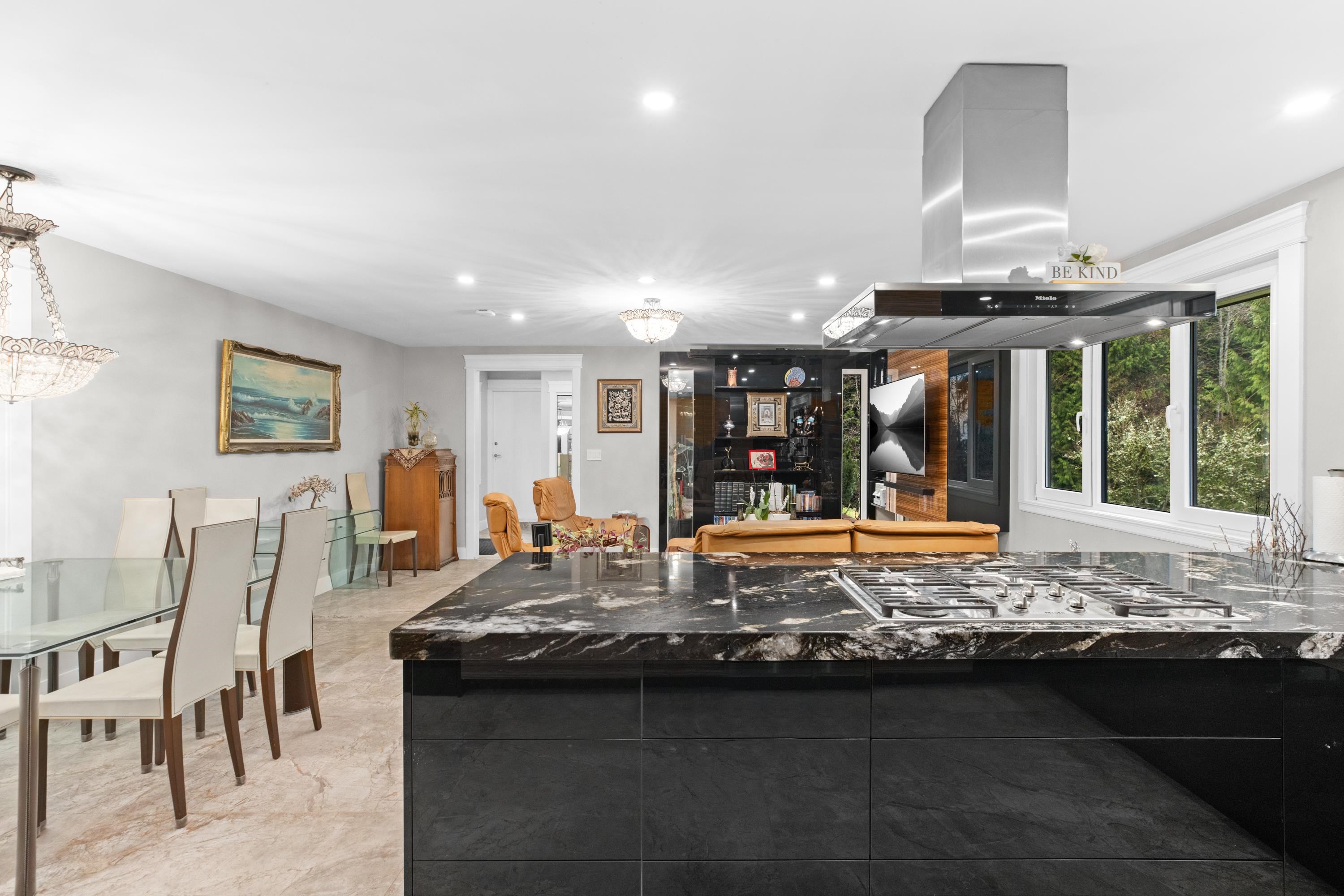 Listing image of 1162 CHARTWELL CRESCENT