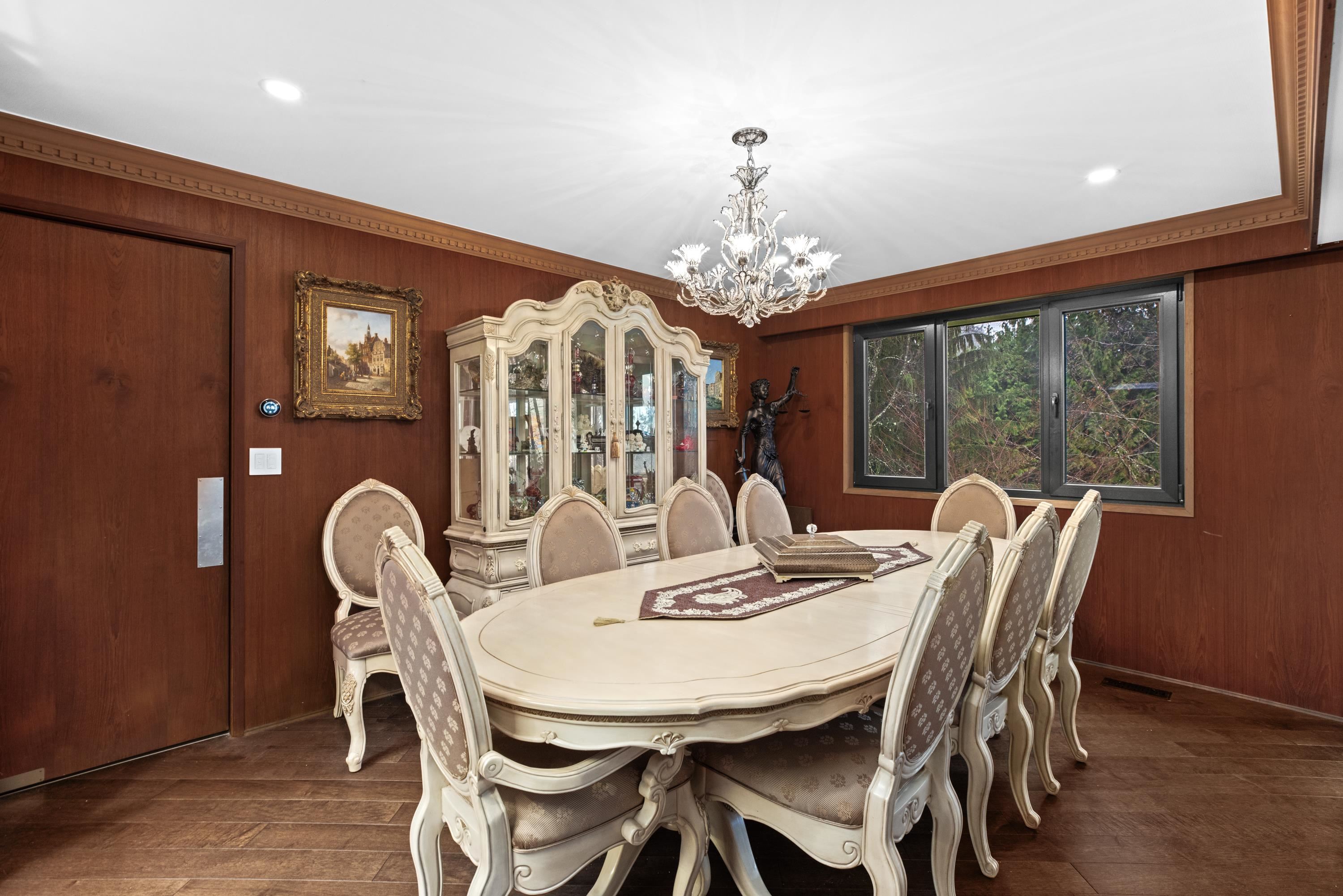 Listing image of 1162 CHARTWELL CRESCENT