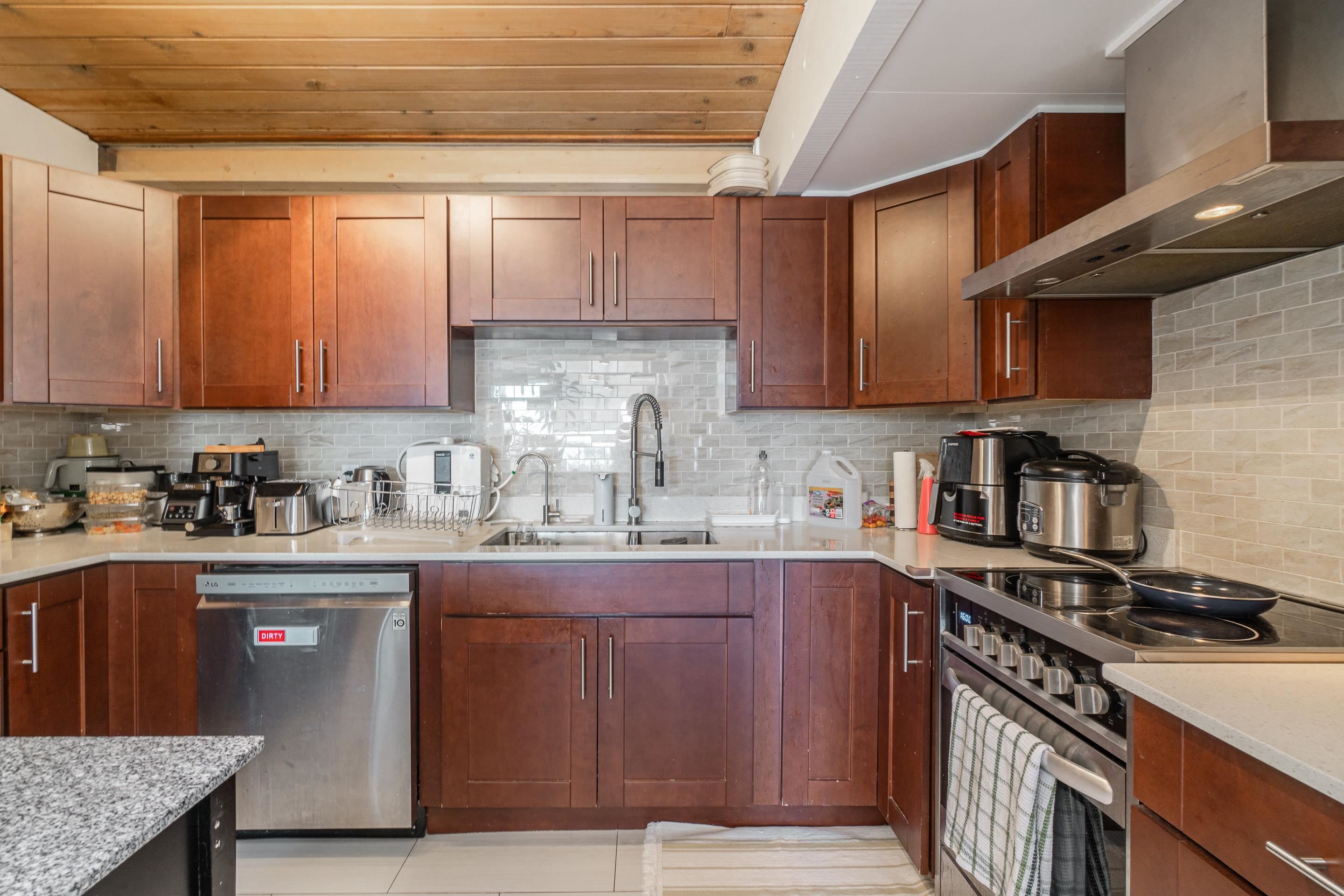 Listing image of 2664 ROSEBERY AVENUE