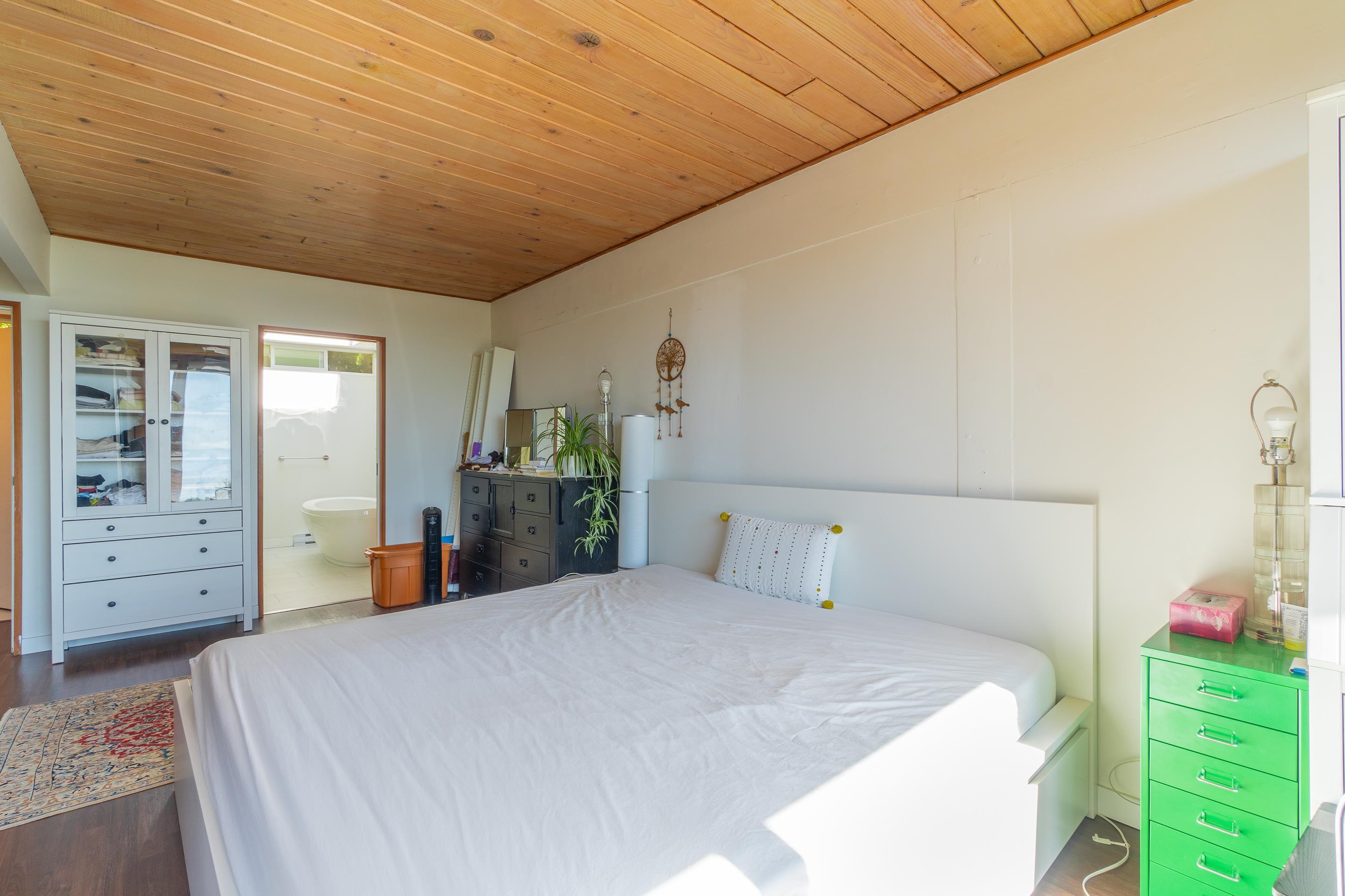 Listing image of 2664 ROSEBERY AVENUE