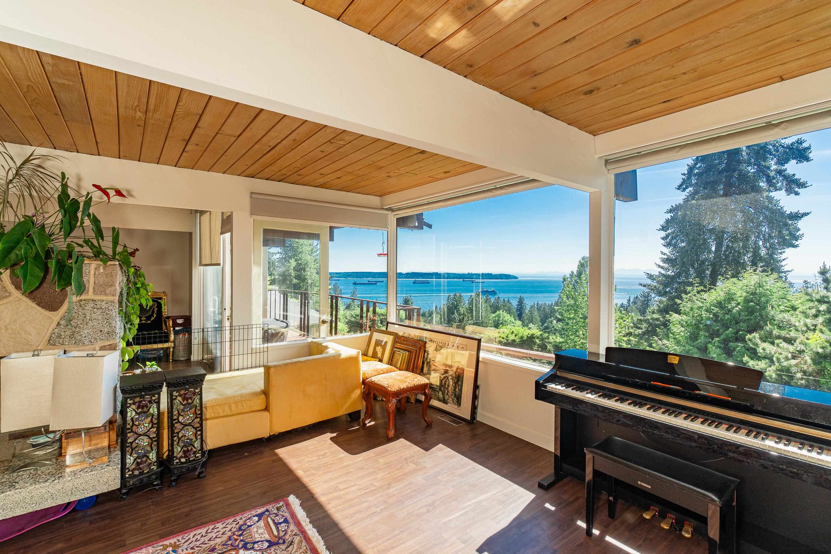 Listing image of 2664 ROSEBERY AVENUE