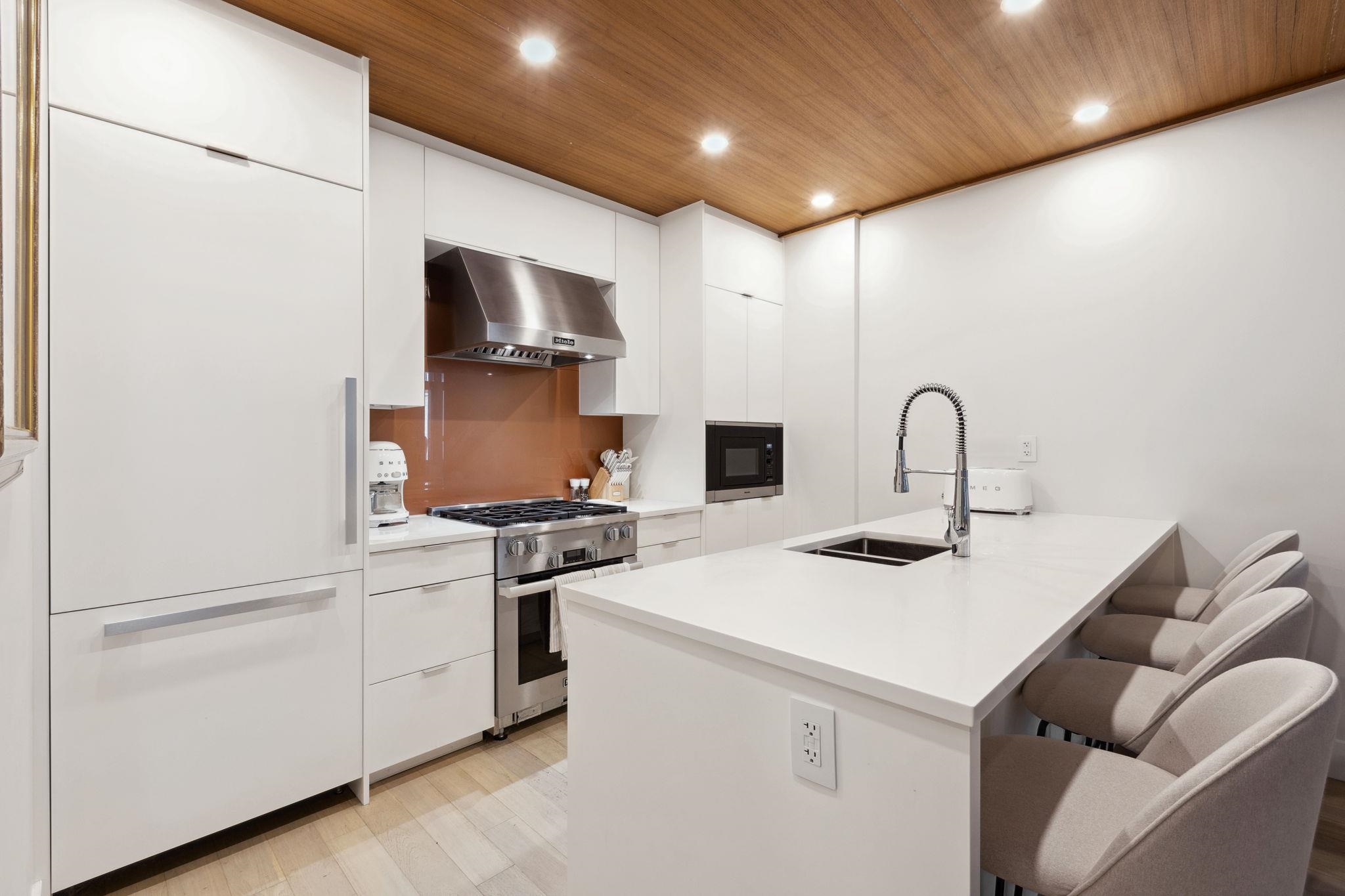 Listing image of 203 6693 NELSON AVENUE