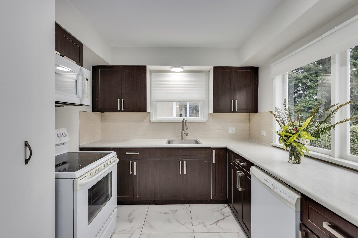 Listing image of 181 W WINDSOR ROAD