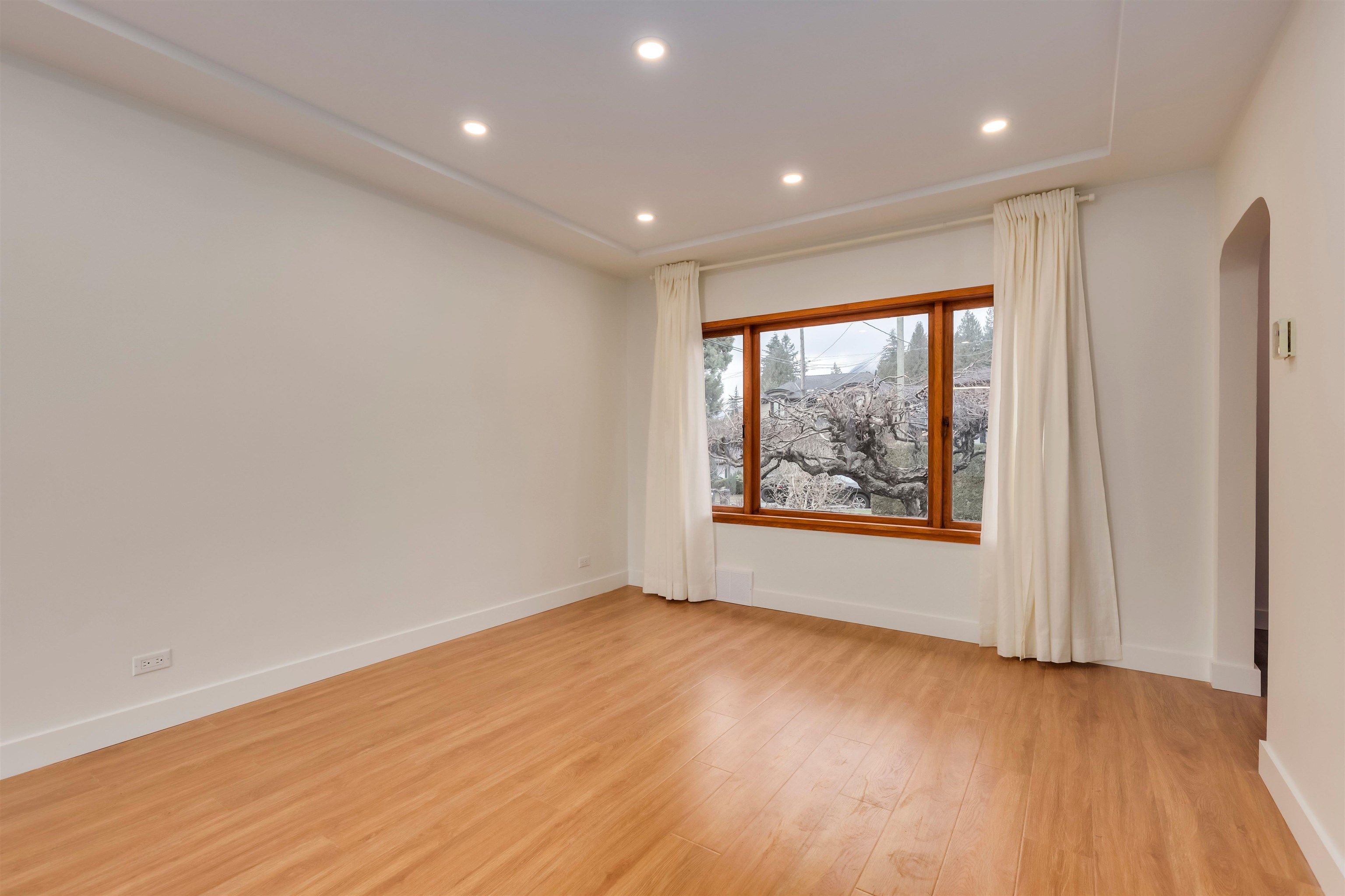 Listing image of 181 W WINDSOR ROAD