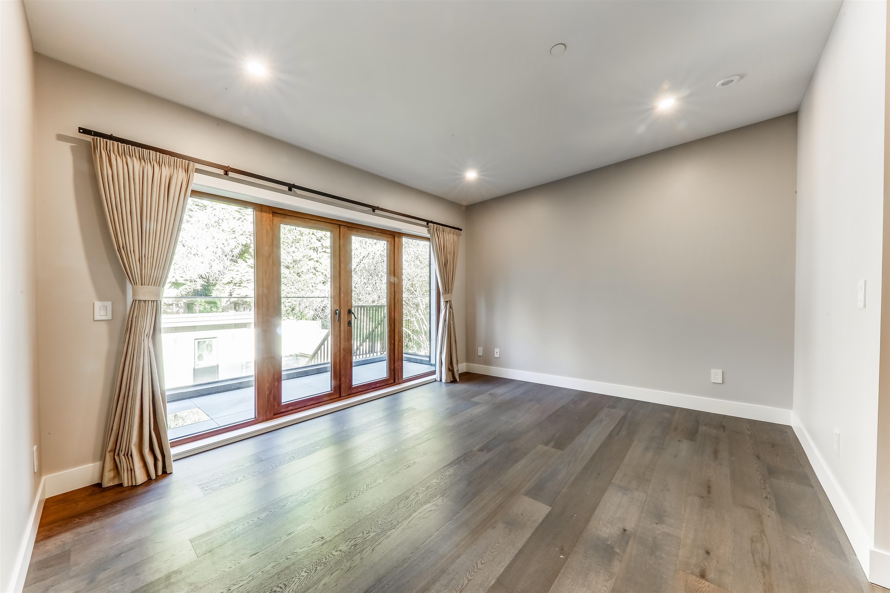 Listing image of 1497 QUEENS AVENUE