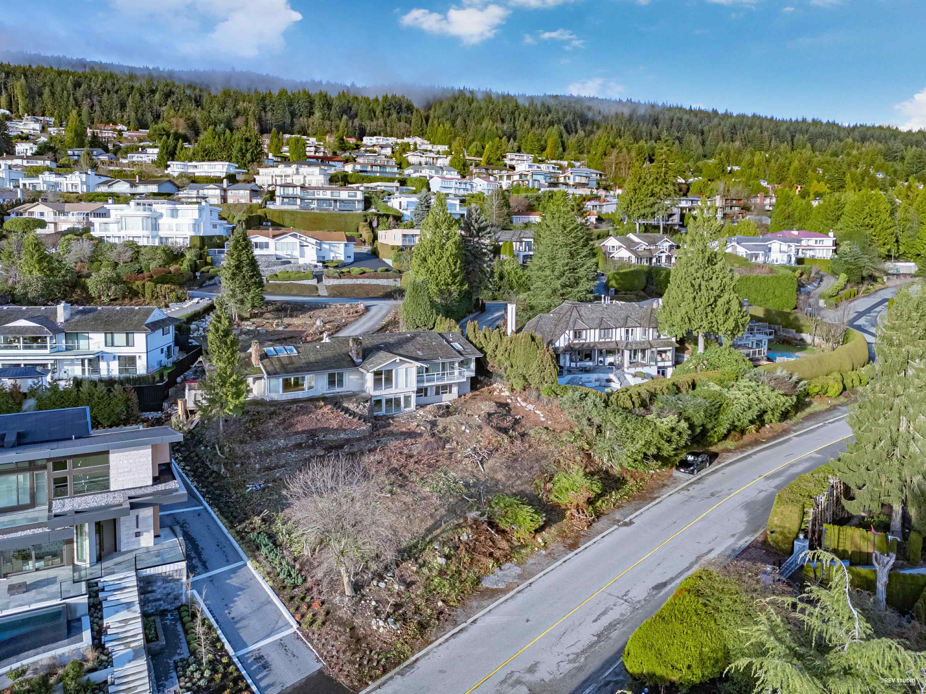 Listing image of 1364 CHARTWELL DRIVE