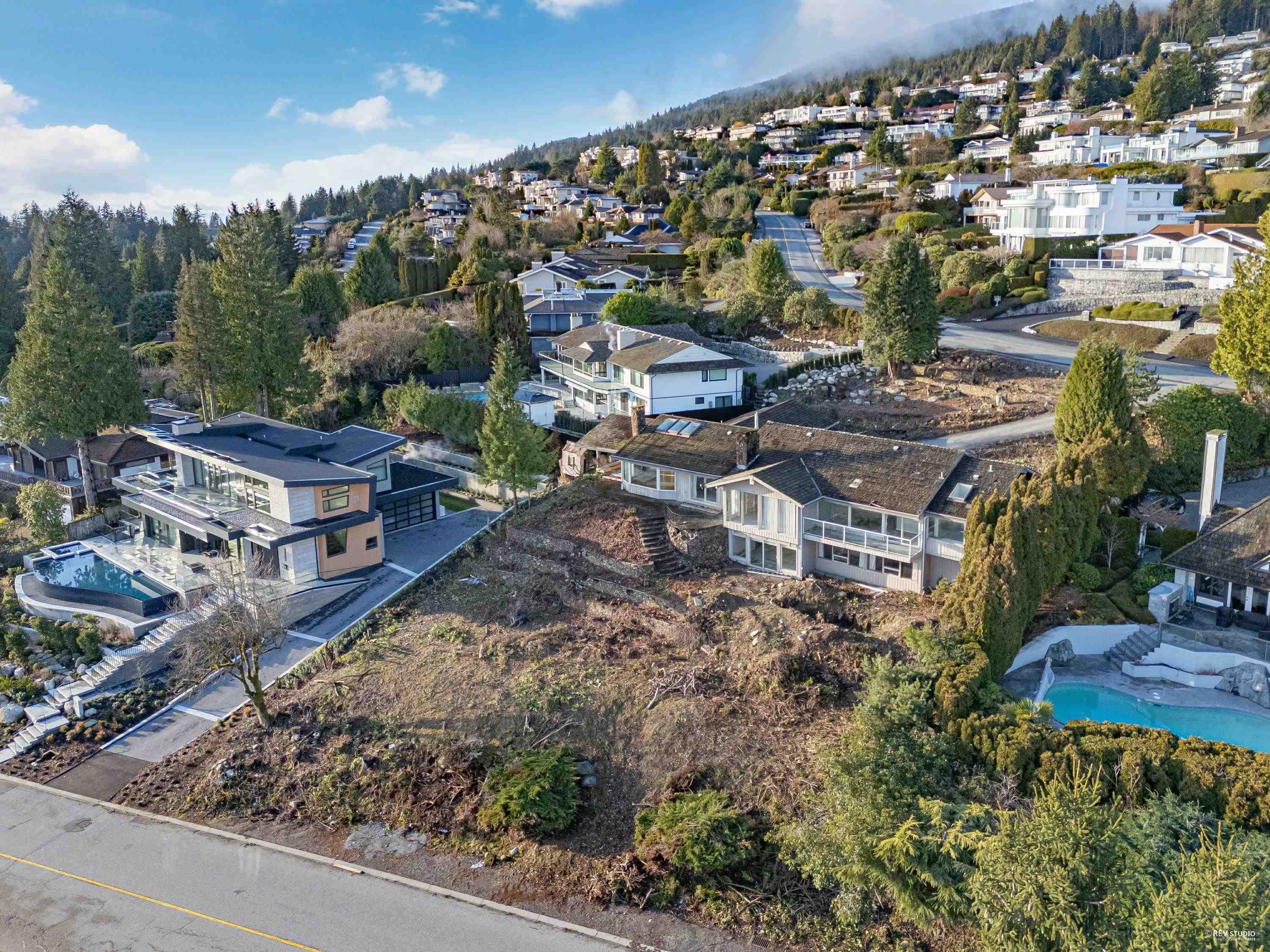 Listing image of 1364 CHARTWELL DRIVE
