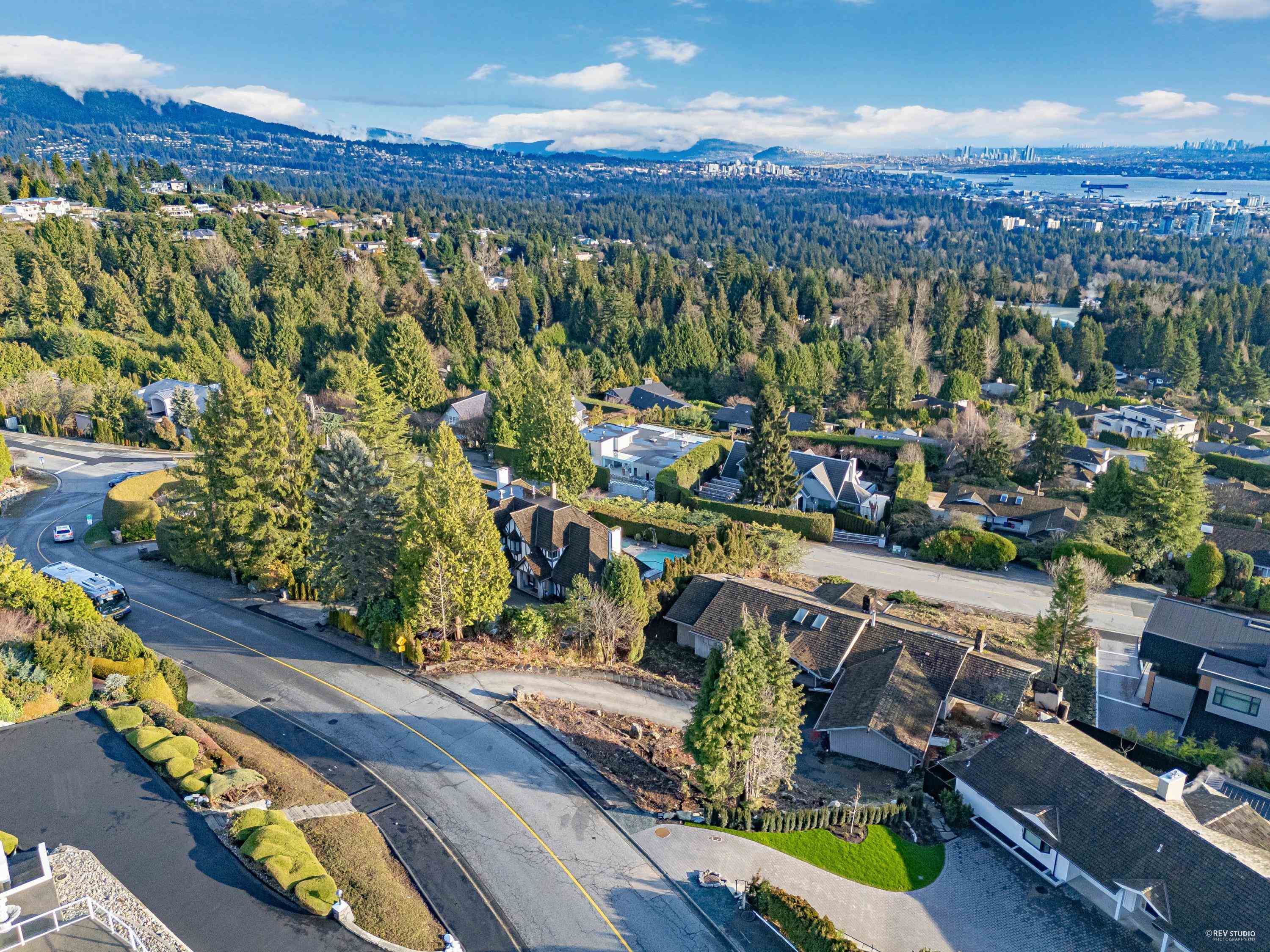 Listing image of 1364 CHARTWELL DRIVE