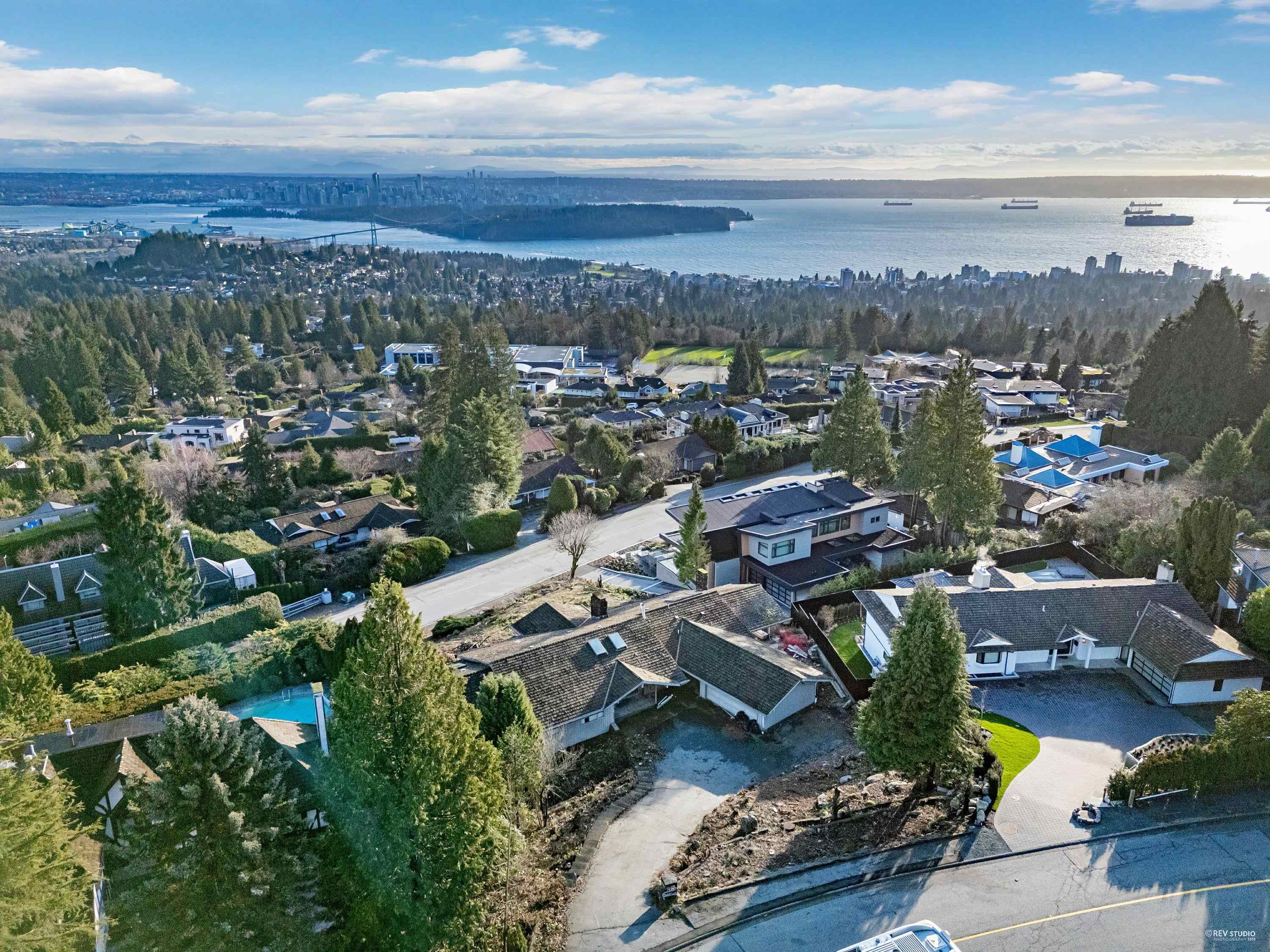 Listing image of 1364 CHARTWELL DRIVE