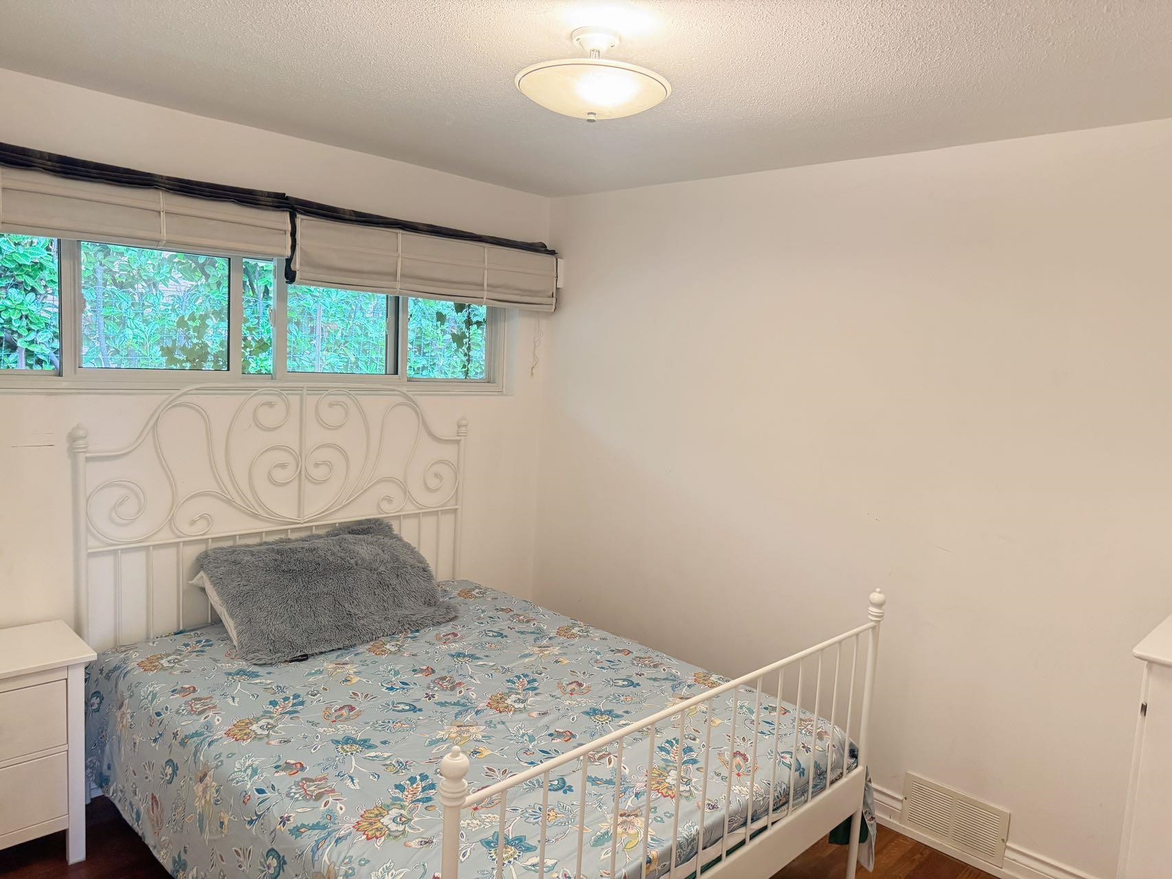 Listing image of 290 W BALMORAL ROAD