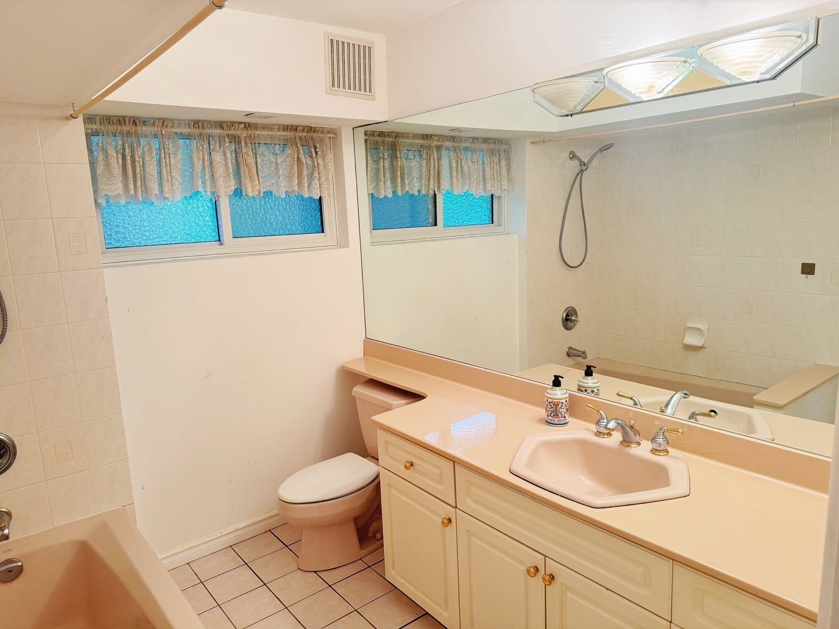Listing image of 290 W BALMORAL ROAD
