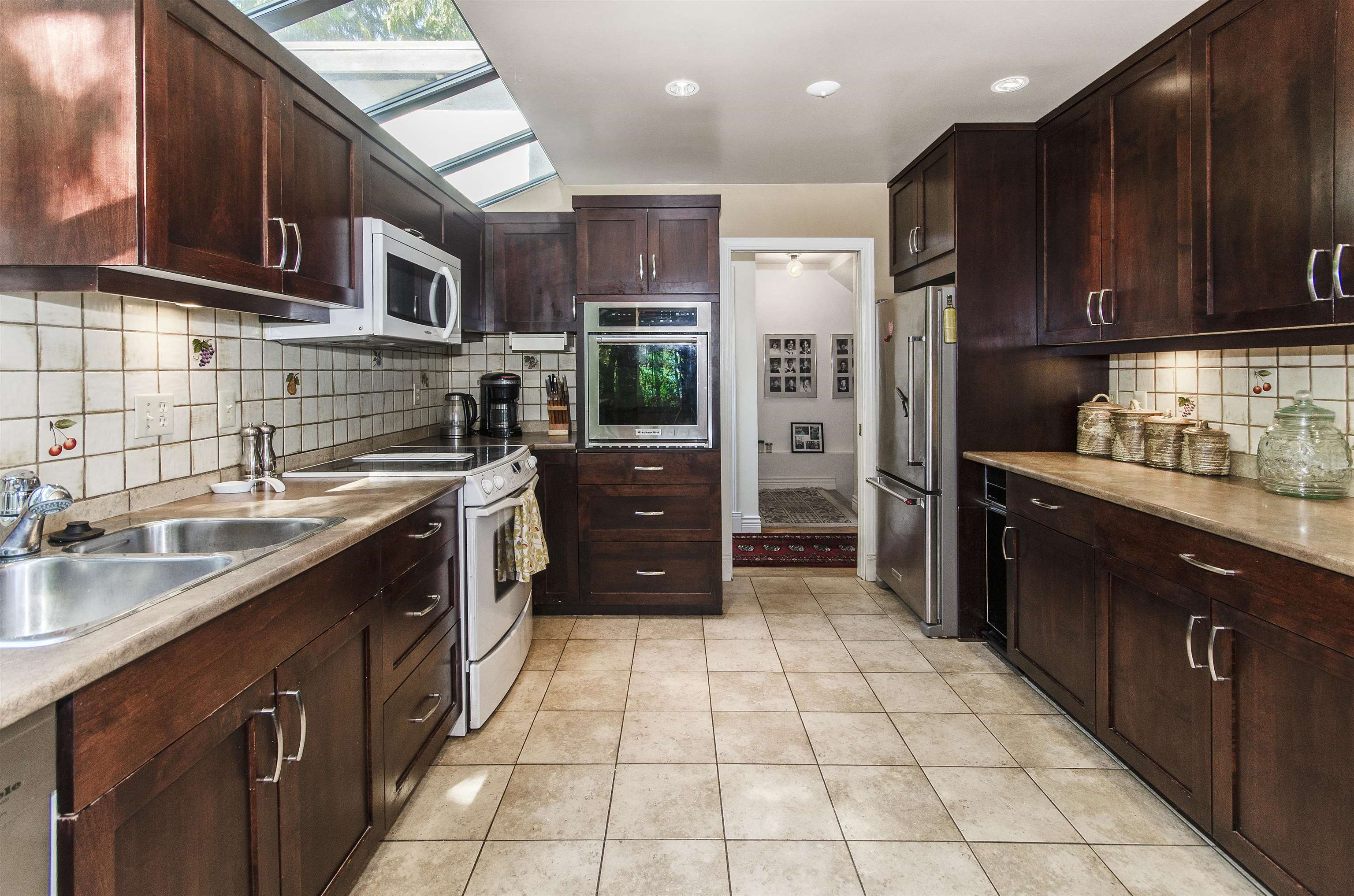 Listing image of 2440 QUEENS AVENUE
