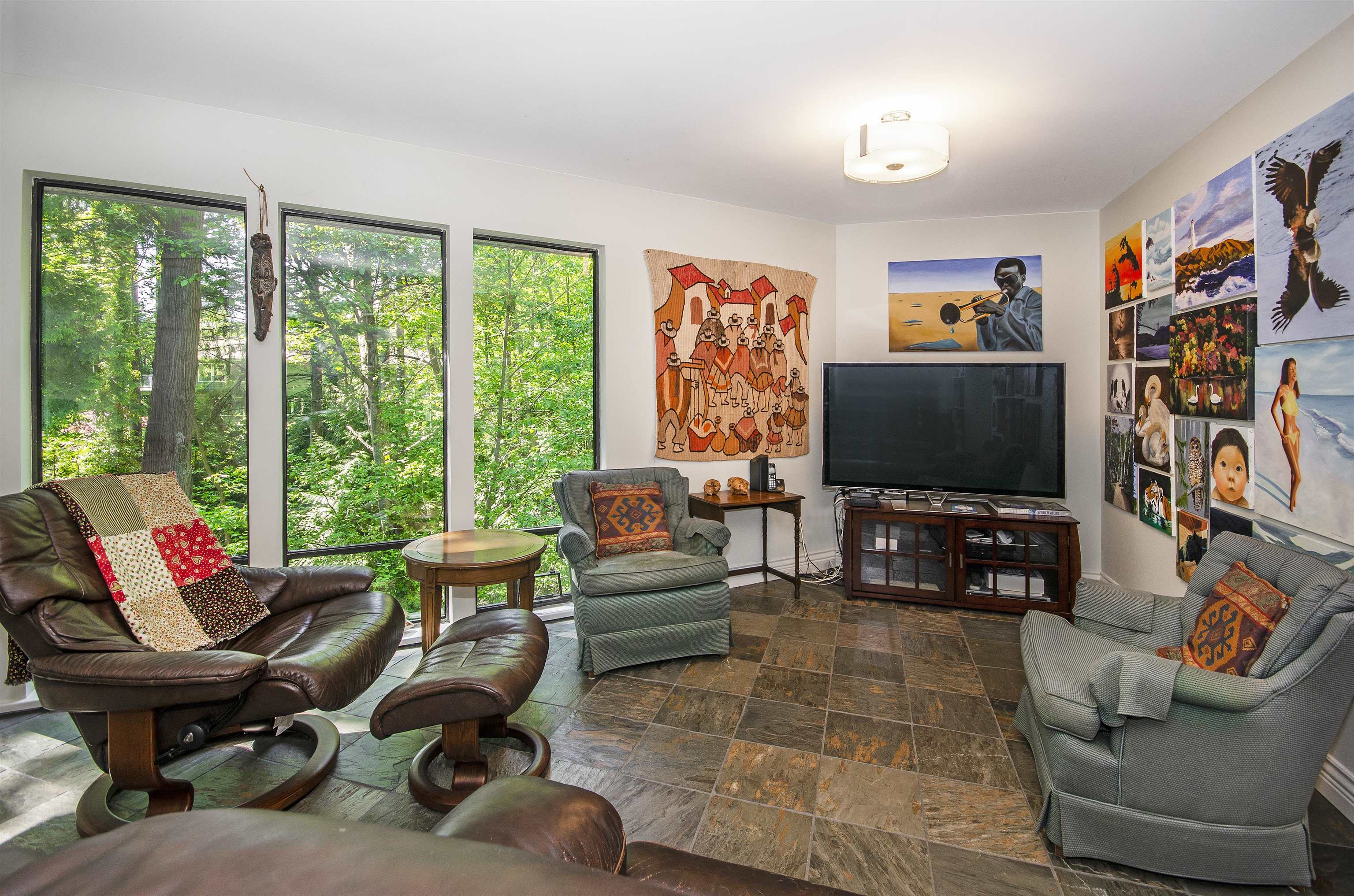Listing image of 2440 QUEENS AVENUE
