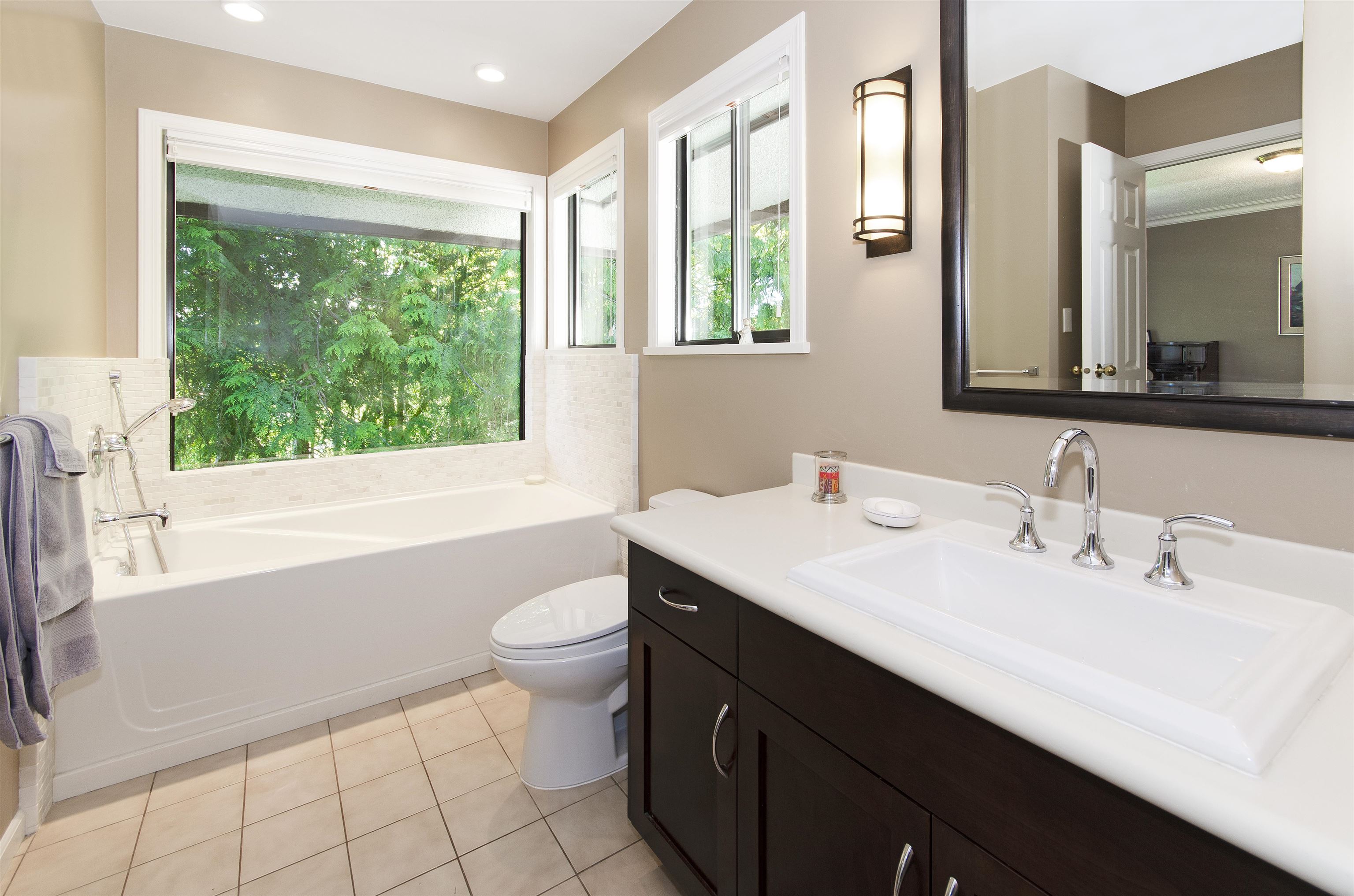 Listing image of 2440 QUEENS AVENUE
