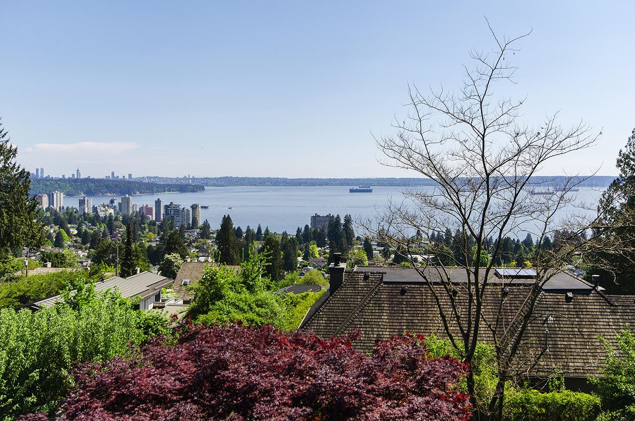 Listing image of 2440 QUEENS AVENUE