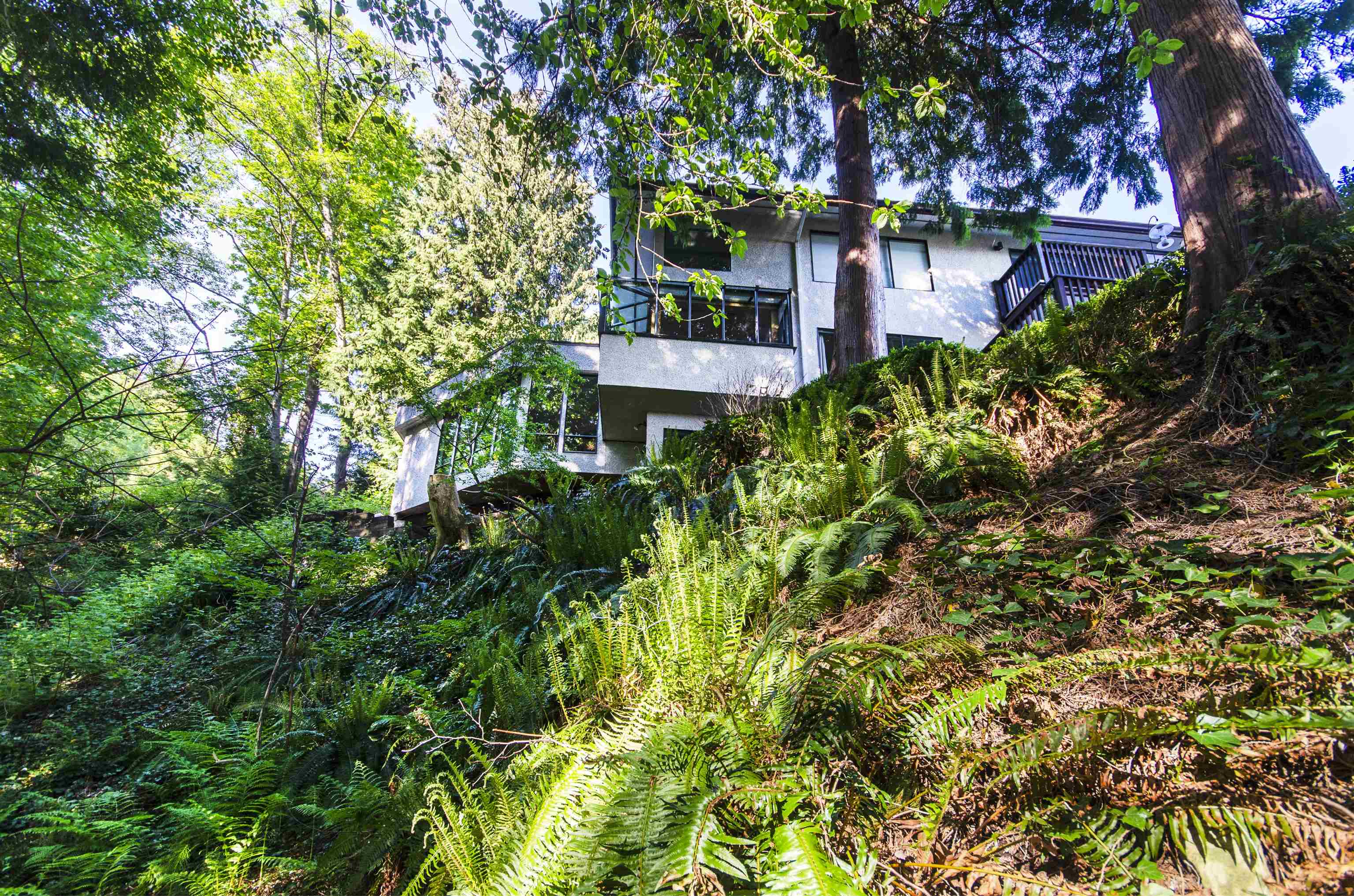 Listing image of 2440 QUEENS AVENUE