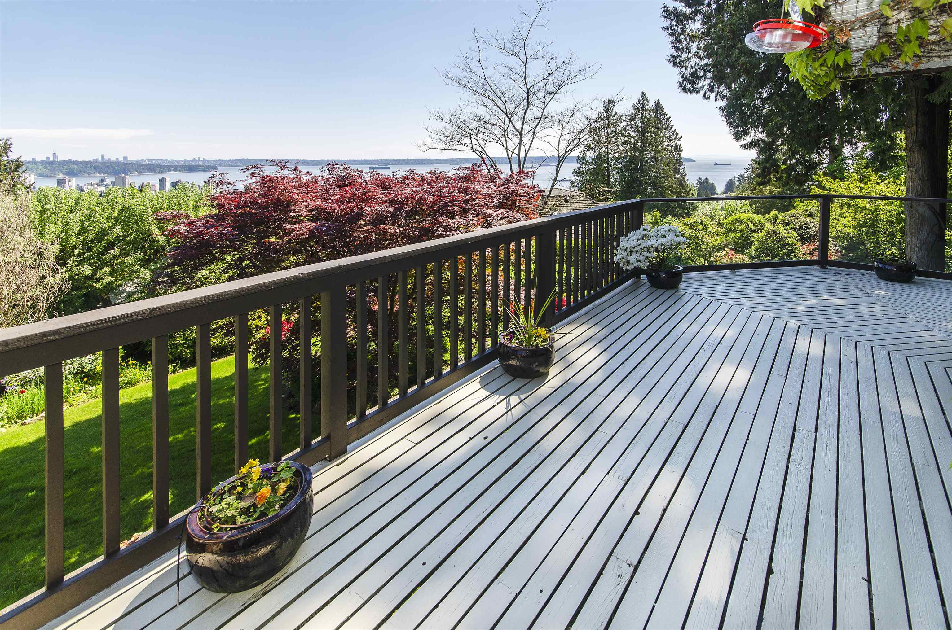 Listing image of 2440 QUEENS AVENUE
