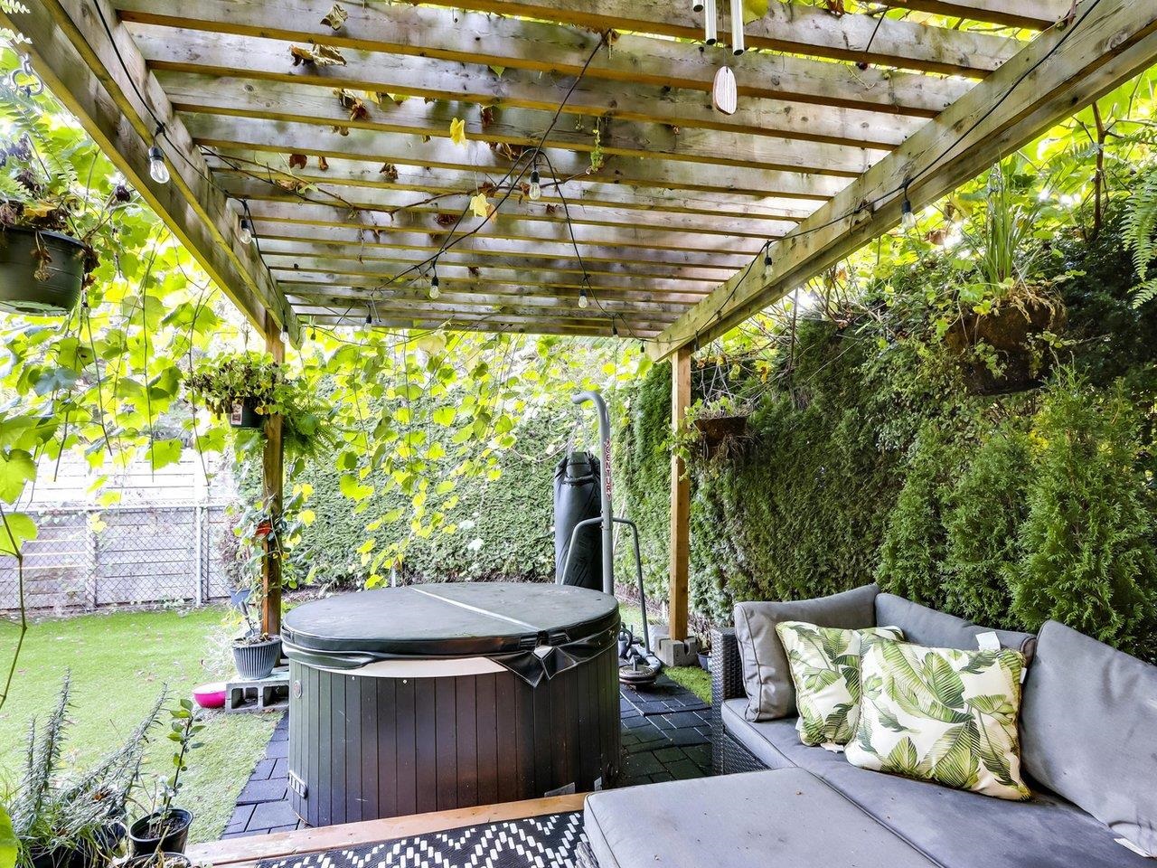 Listing image of 1562 BOND STREET