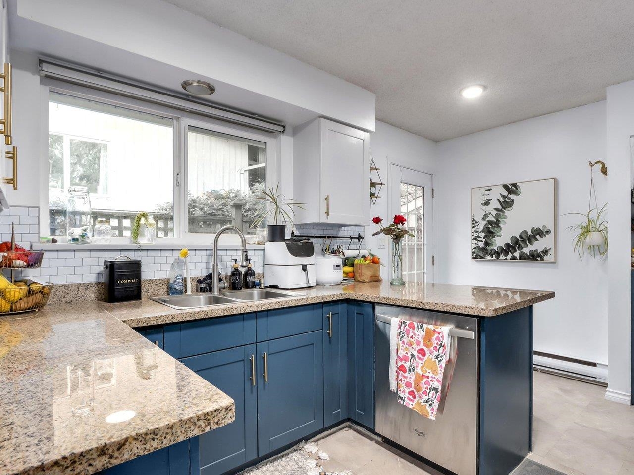 Listing image of 1562 BOND STREET