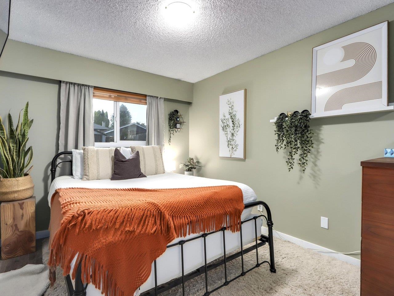 Listing image of 1562 BOND STREET
