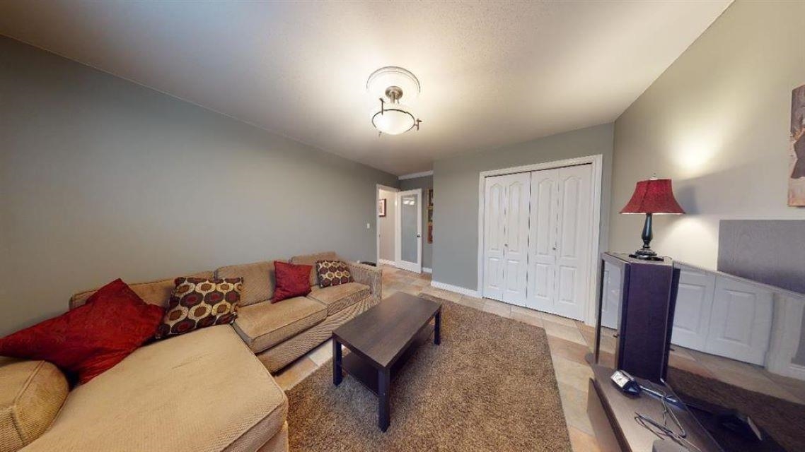 Listing image of 467 W KINGS ROAD
