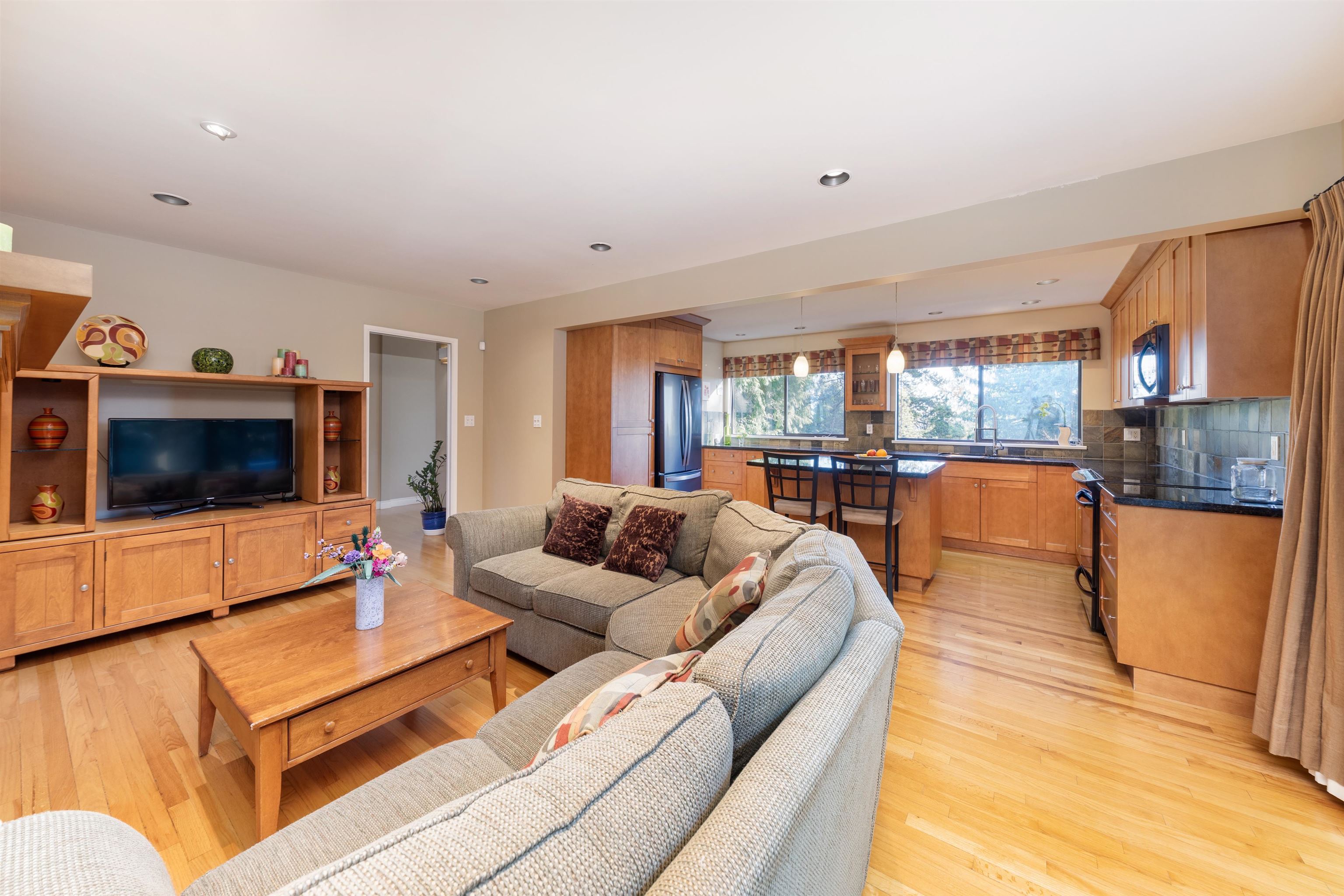 Listing image of 4623 CAULFEILD DRIVE