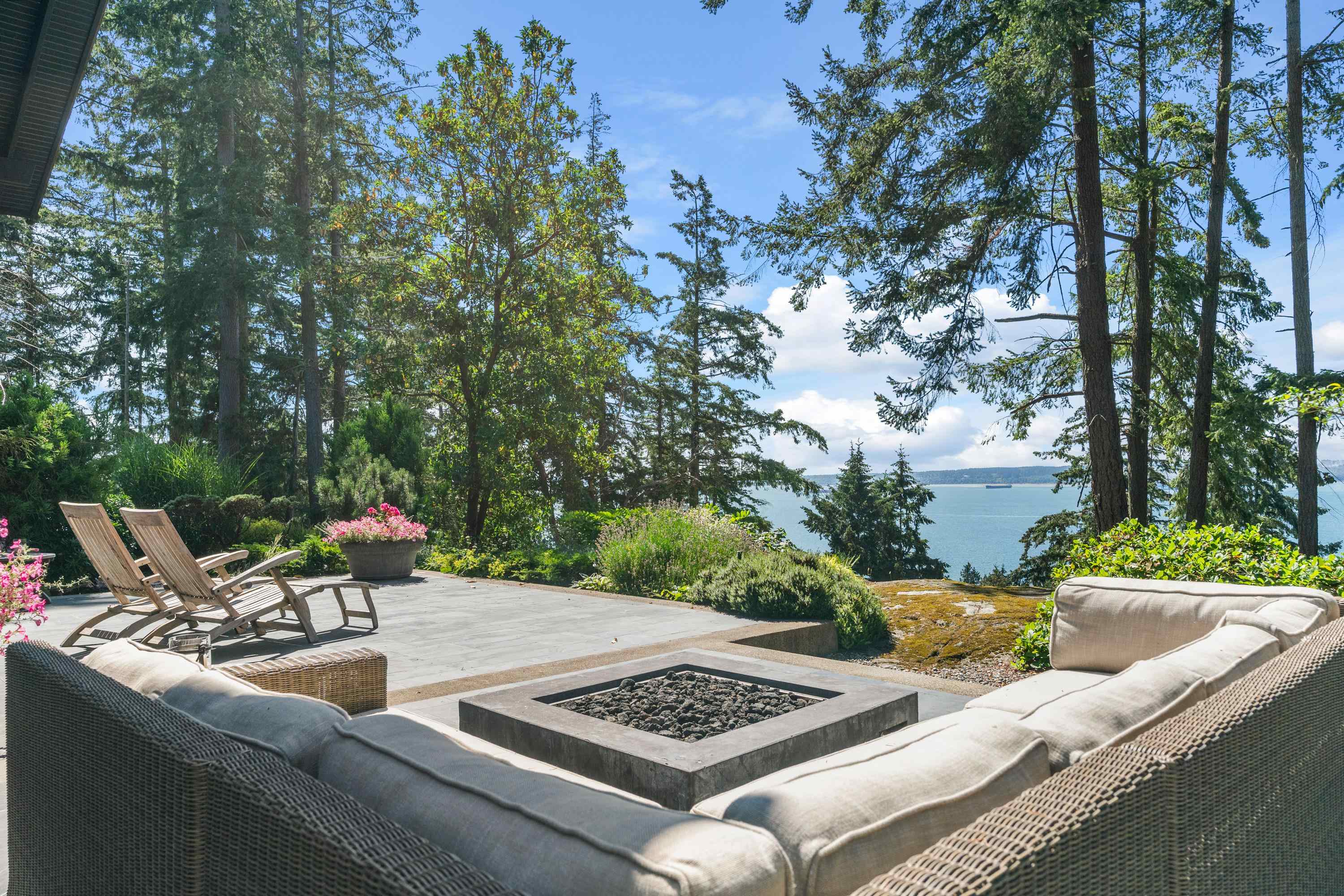 Listing image of 4528 CAULFEILD LANE
