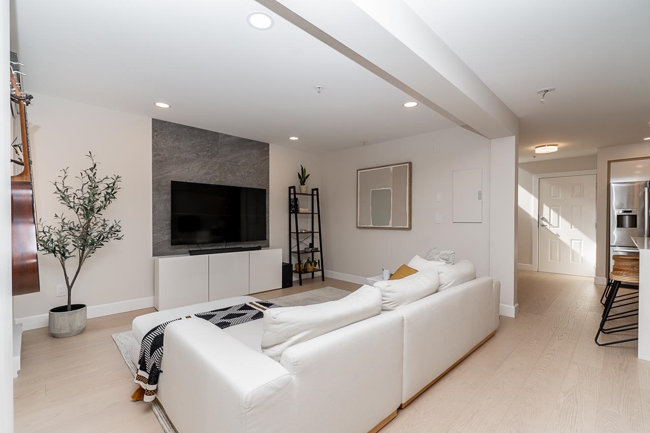 Listing image of 103 345 LONSDALE AVENUE
