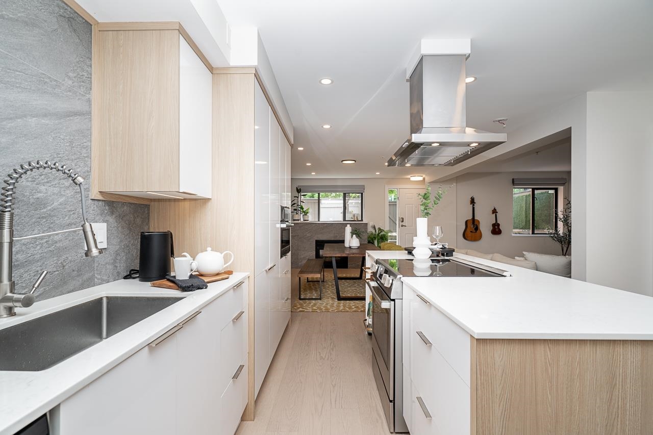 Listing image of 103 345 LONSDALE AVENUE