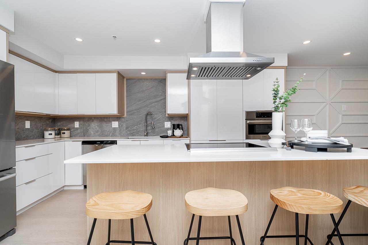 Listing image of 103 345 LONSDALE AVENUE