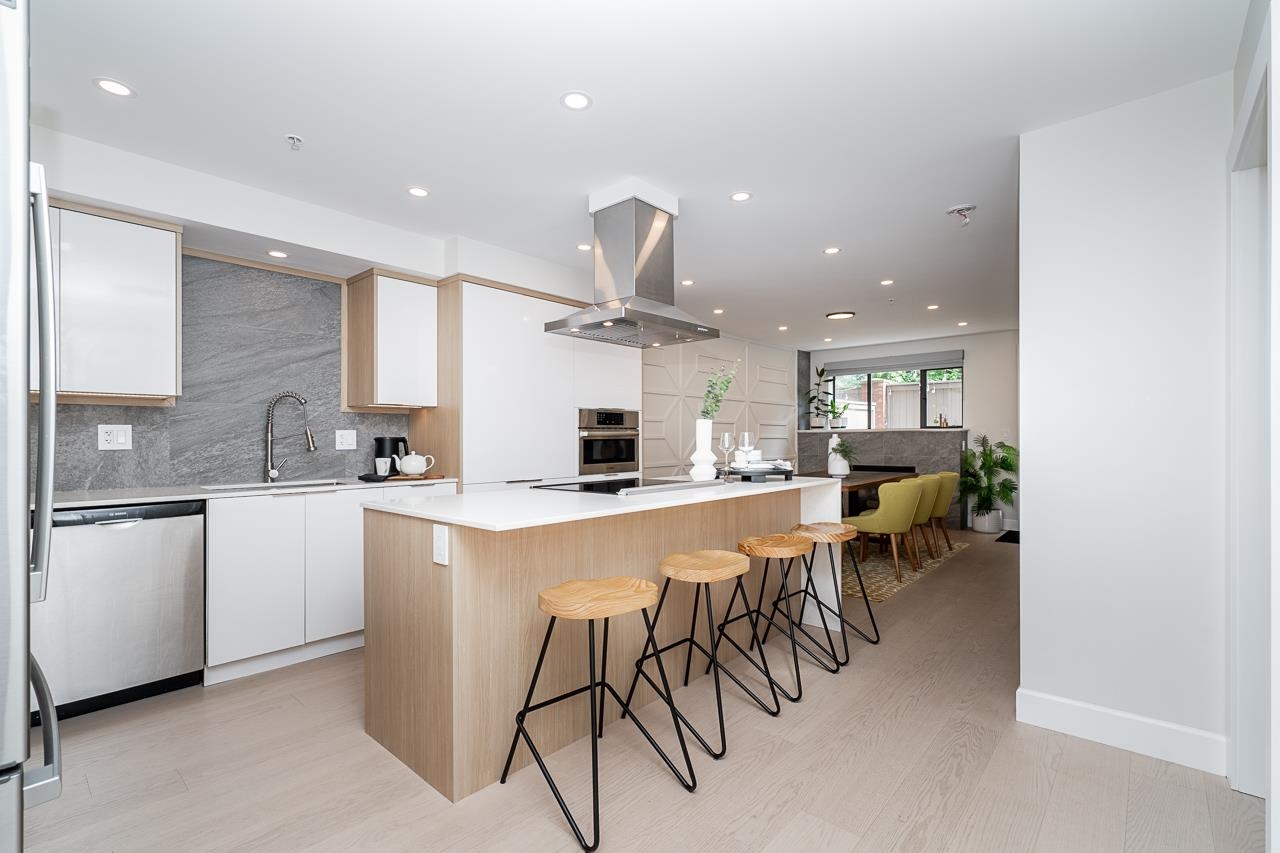 Listing image of 103 345 LONSDALE AVENUE