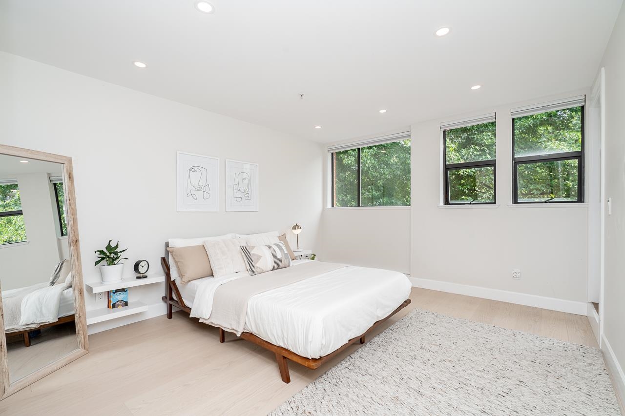 Listing image of 103 345 LONSDALE AVENUE