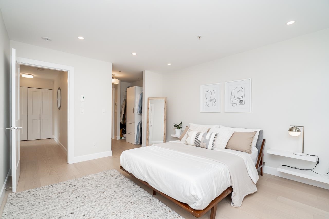 Listing image of 103 345 LONSDALE AVENUE