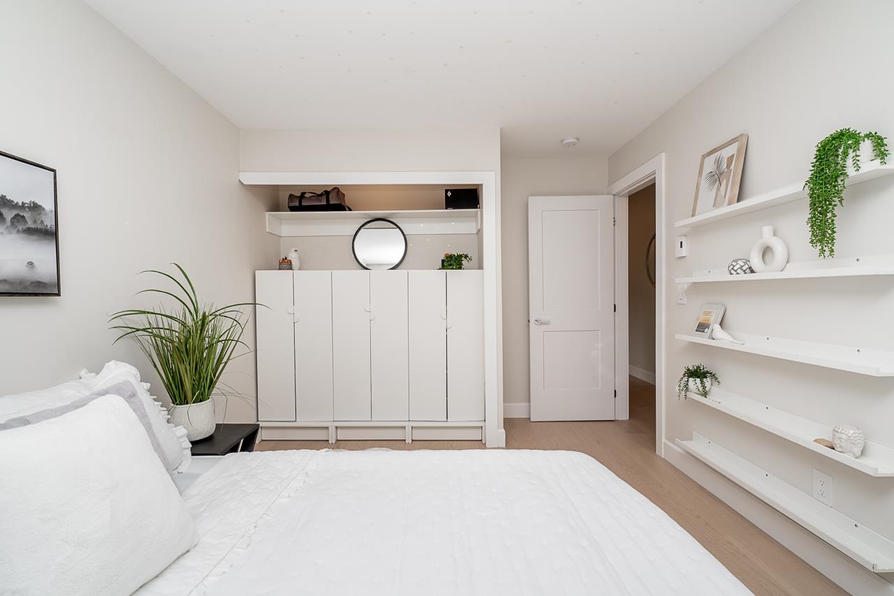 Listing image of 103 345 LONSDALE AVENUE