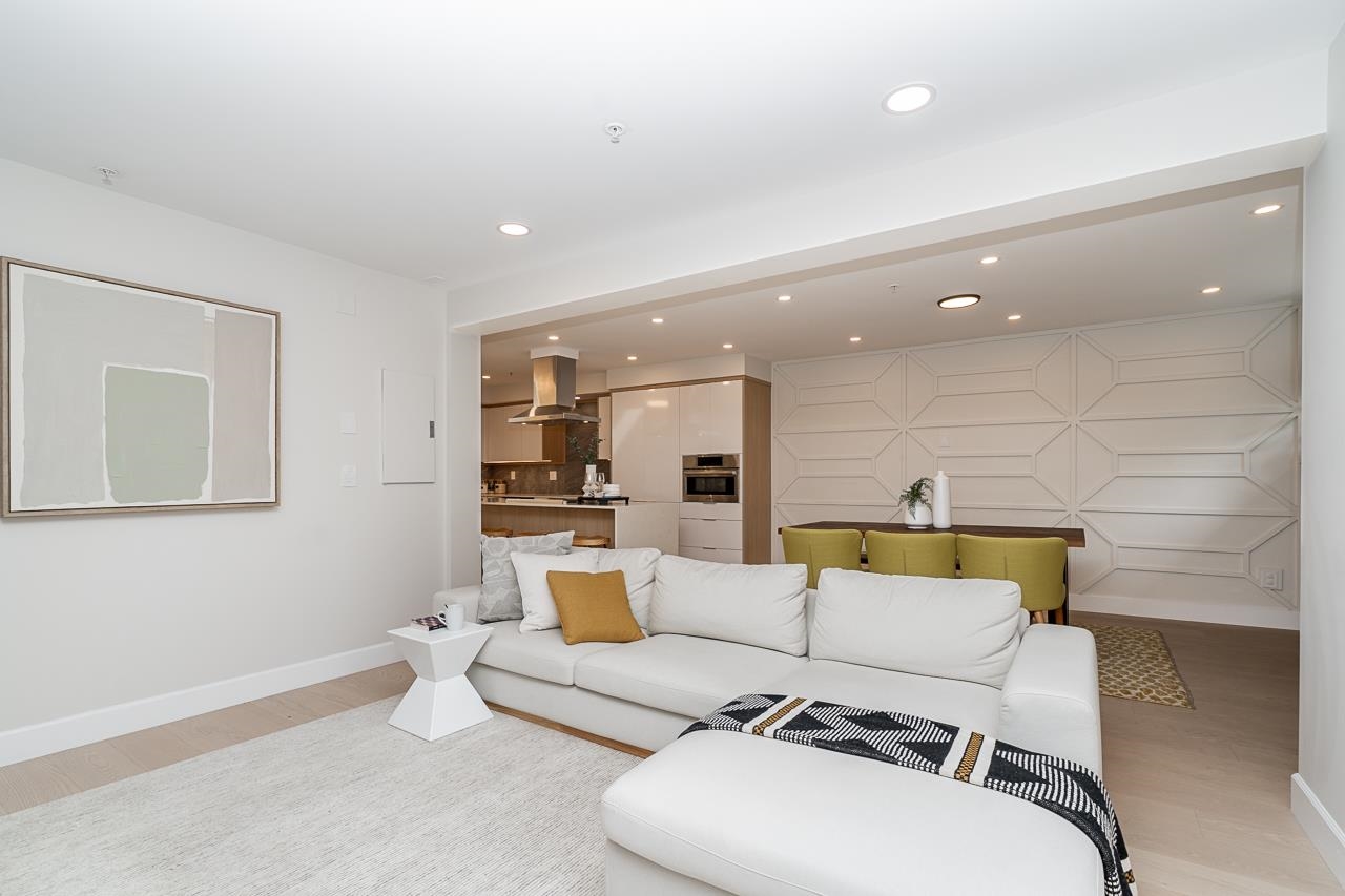 Listing image of 103 345 LONSDALE AVENUE