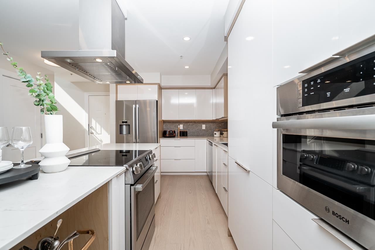 Listing image of 103 345 LONSDALE AVENUE