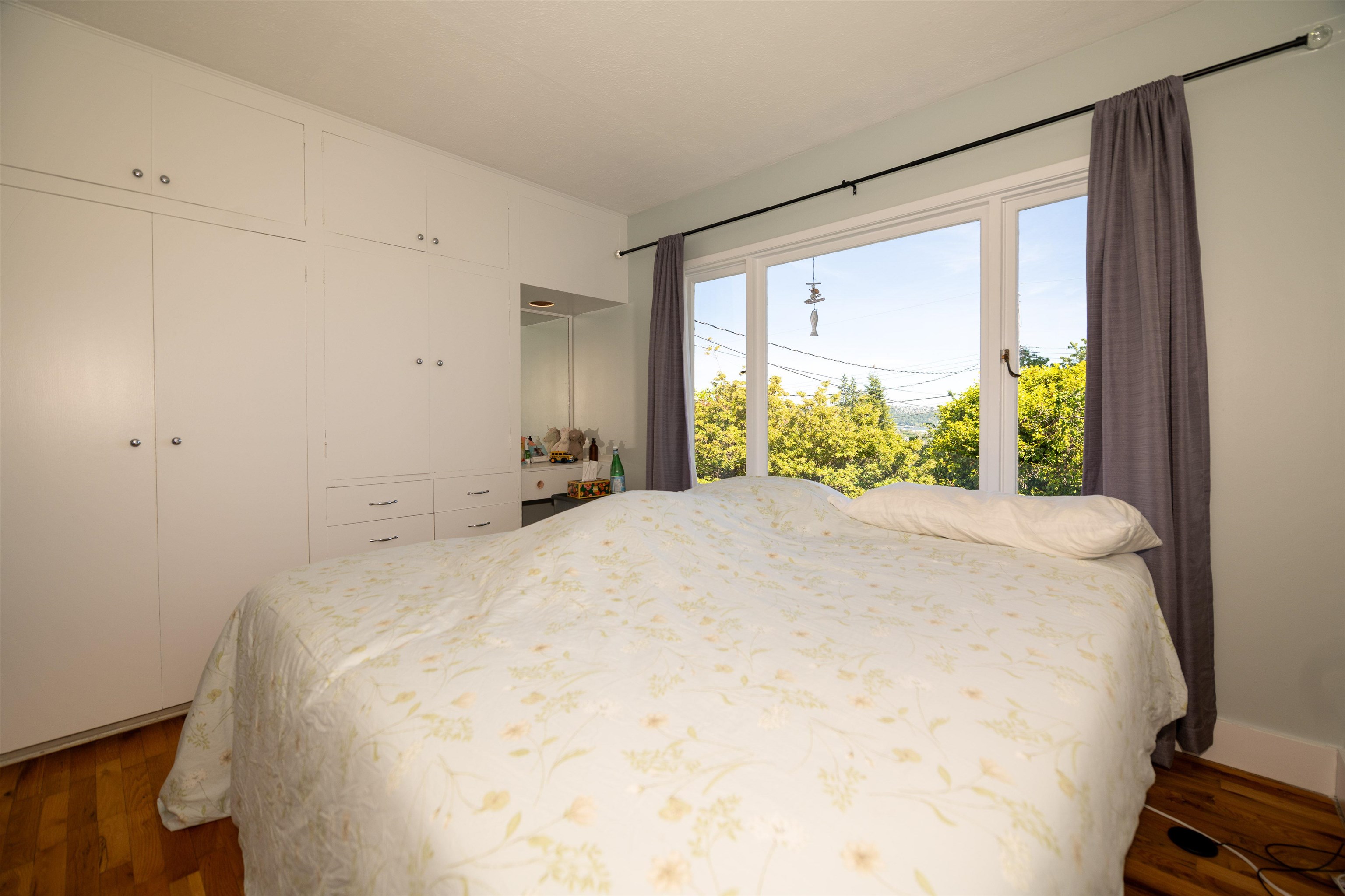 Listing image of 823 CALVERHALL STREET
