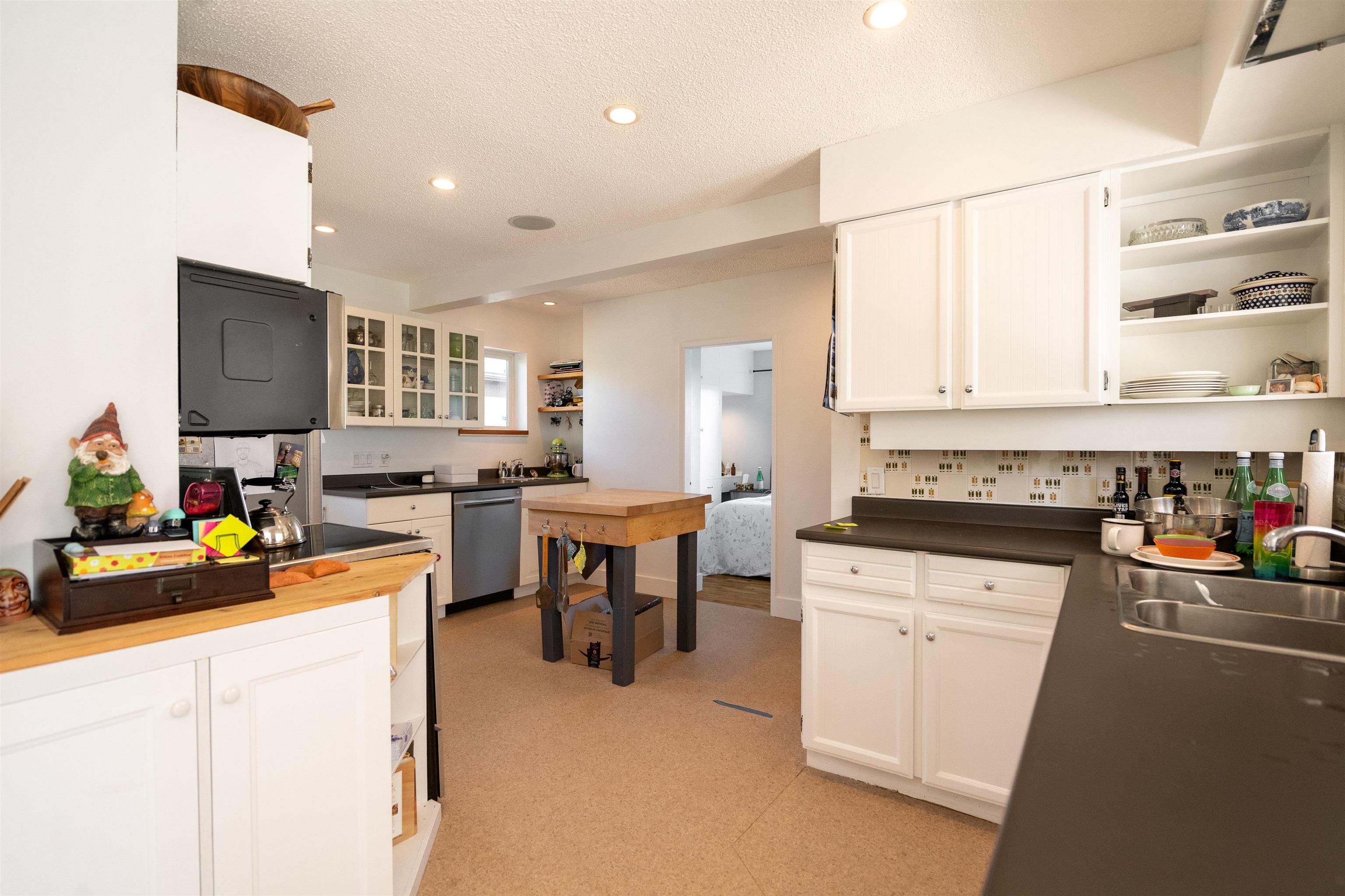 Listing image of 823 CALVERHALL STREET