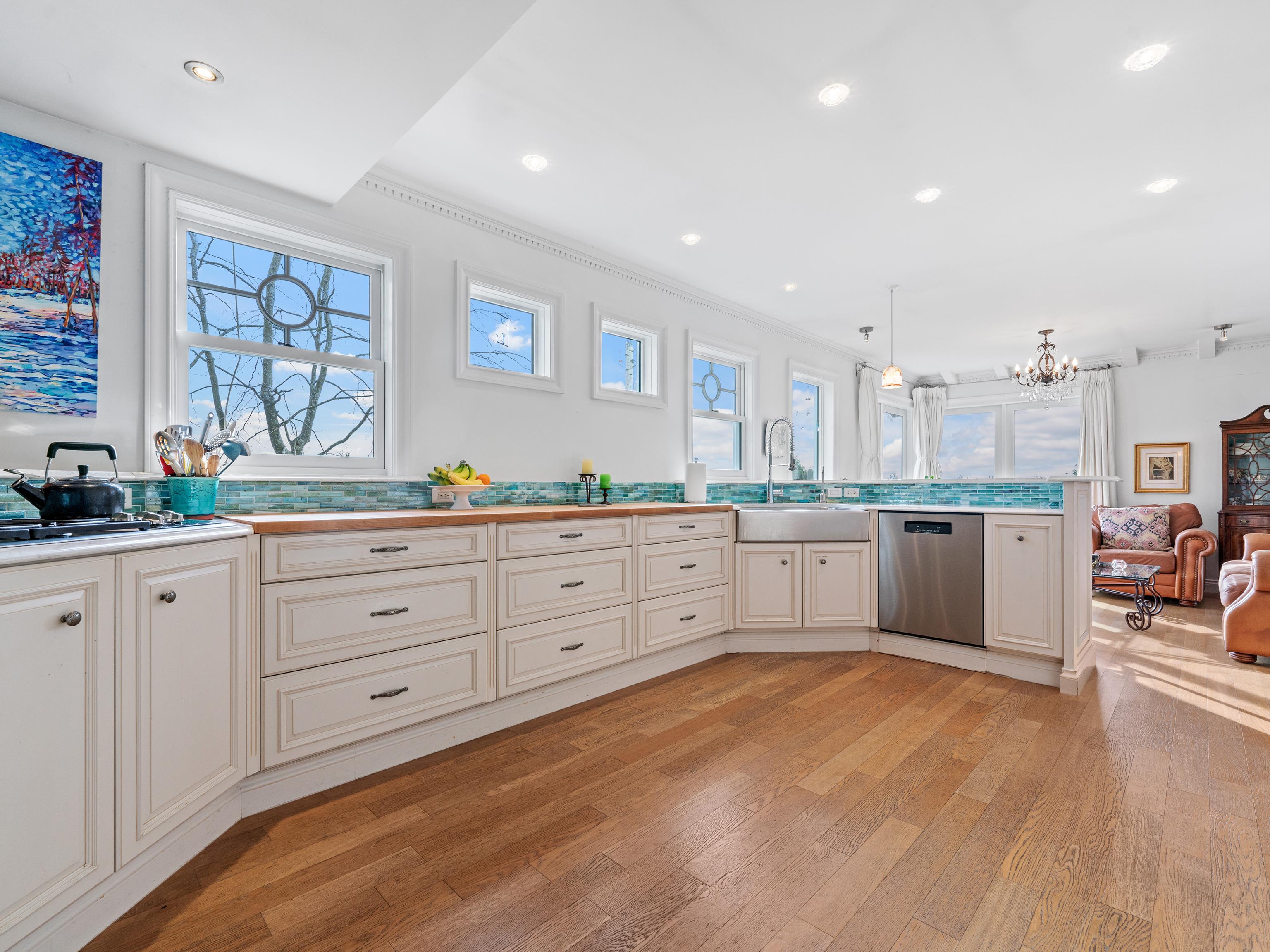 Listing image of 1370 WHITBY ROAD