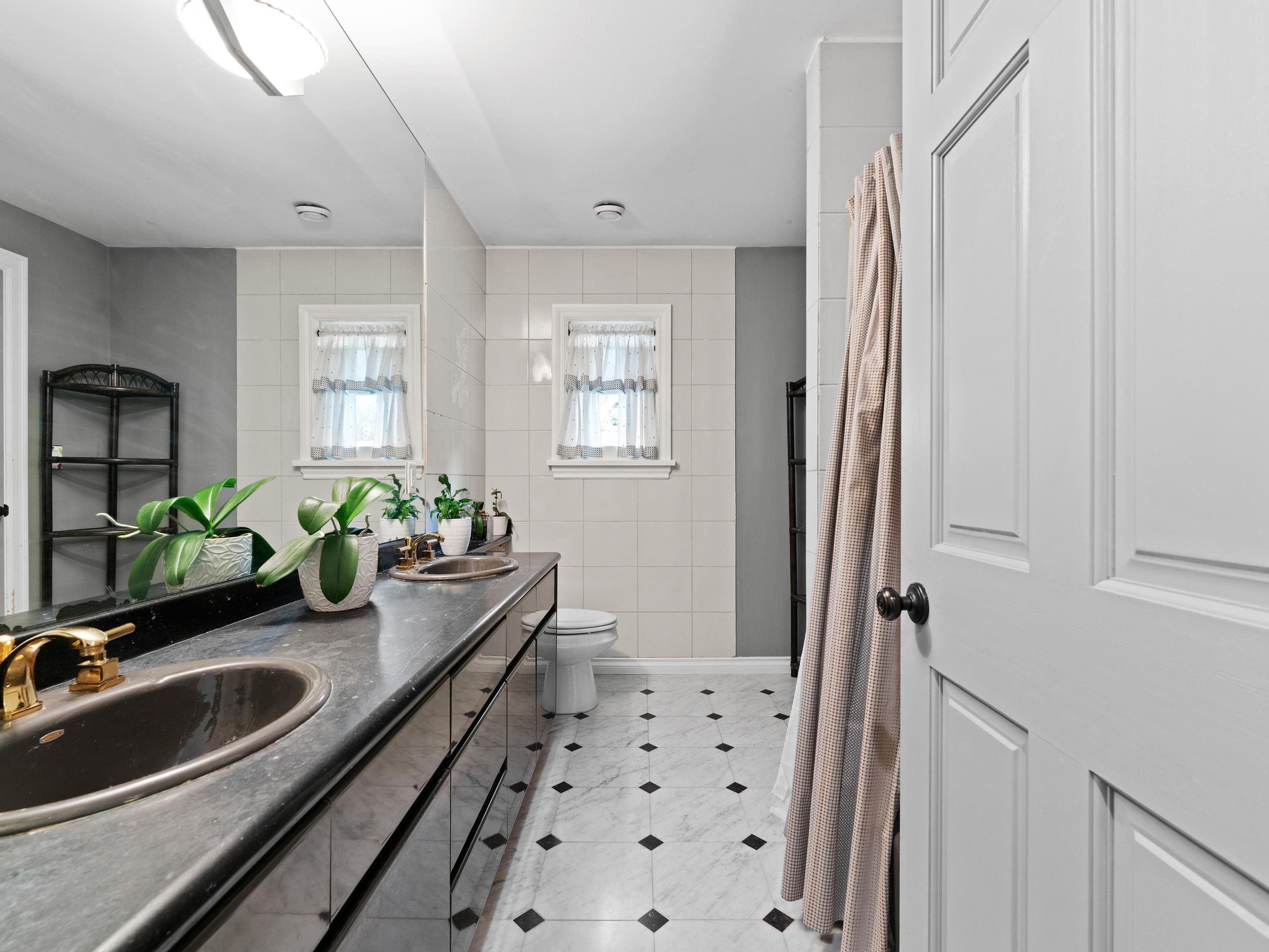 Listing image of 1370 WHITBY ROAD