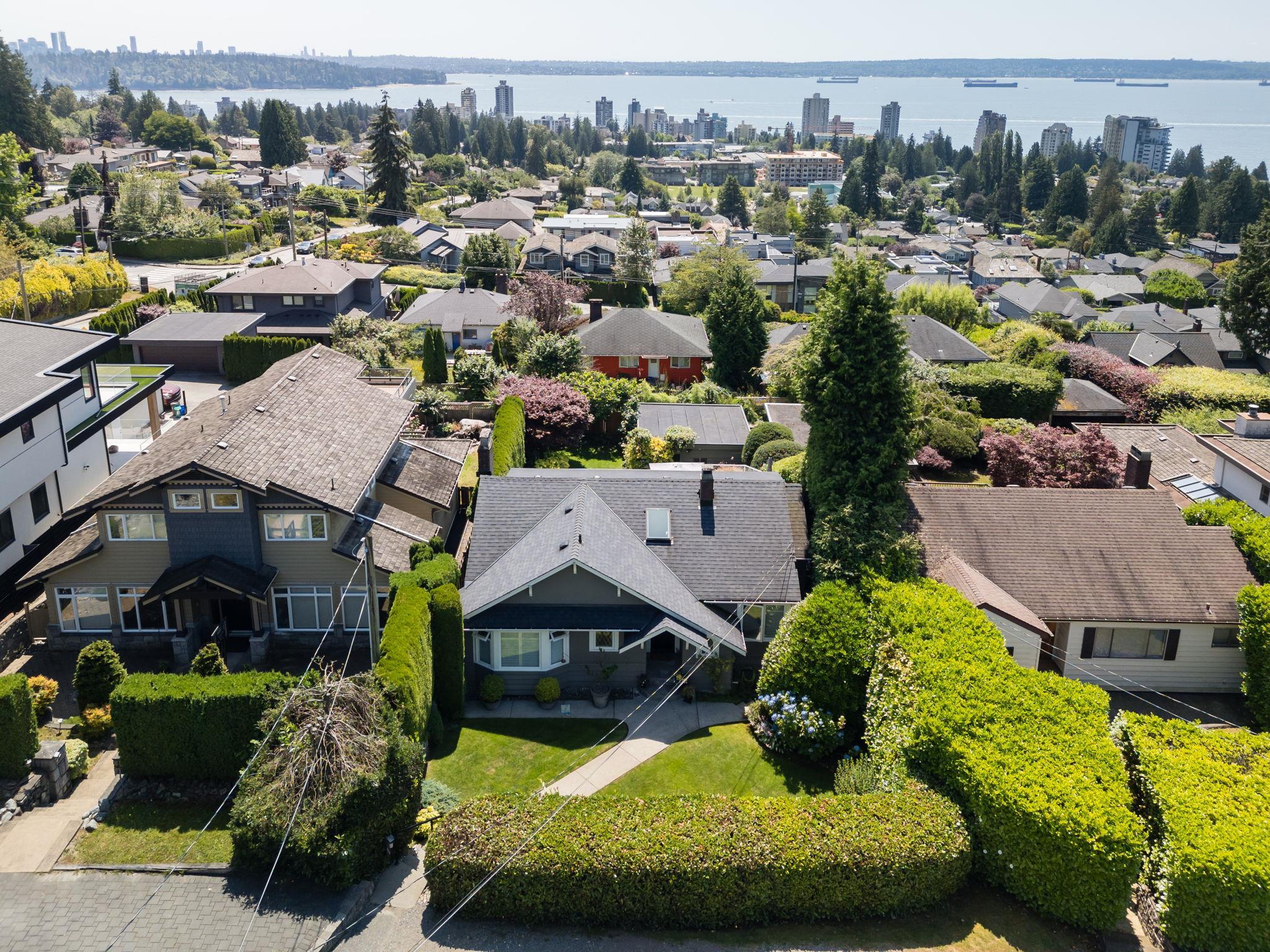 Listing image of 2136 NELSON AVENUE