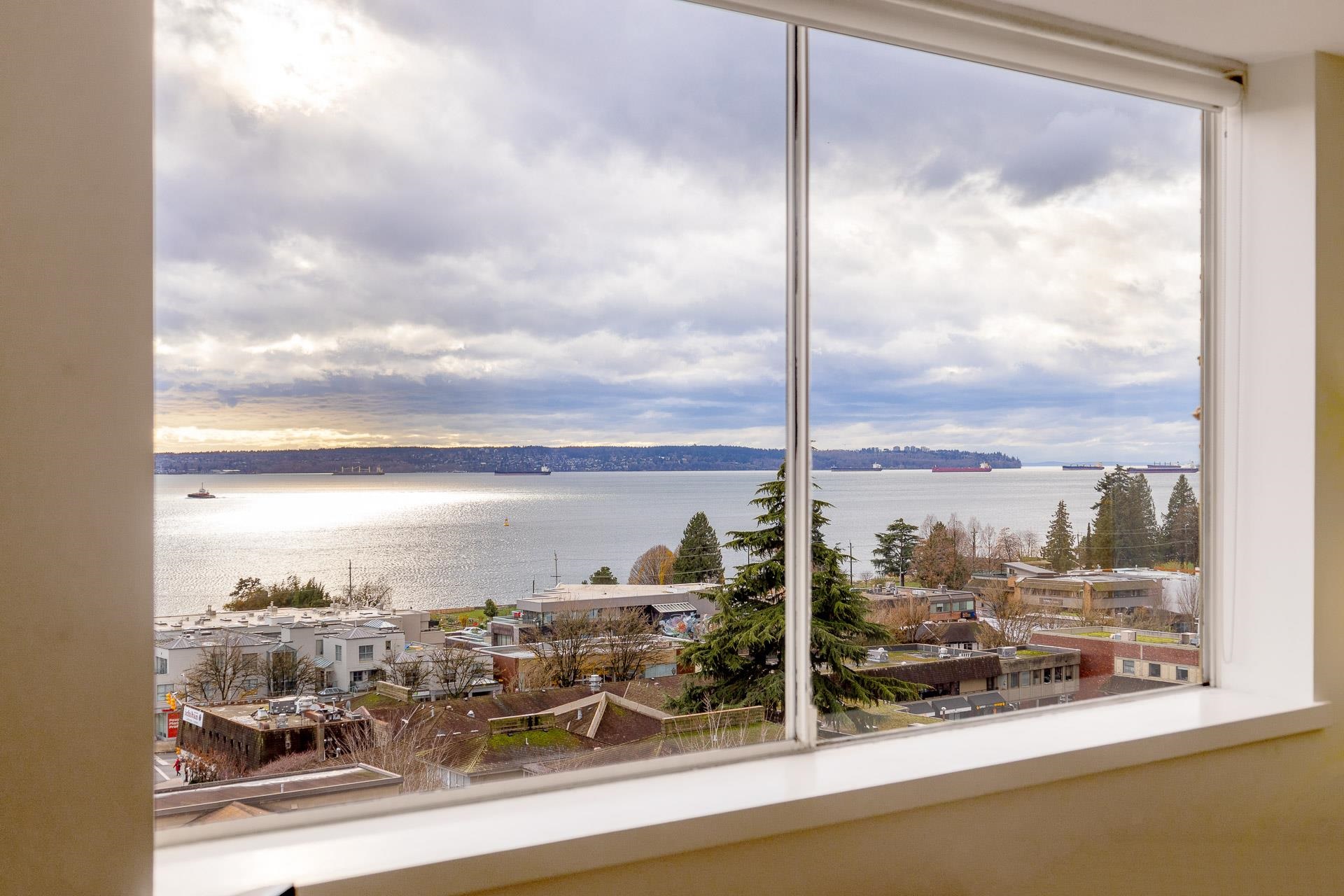 Listing image of 701 1390 DUCHESS AVENUE