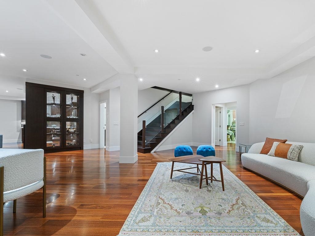 Listing image of 1355 WHITBY ROAD