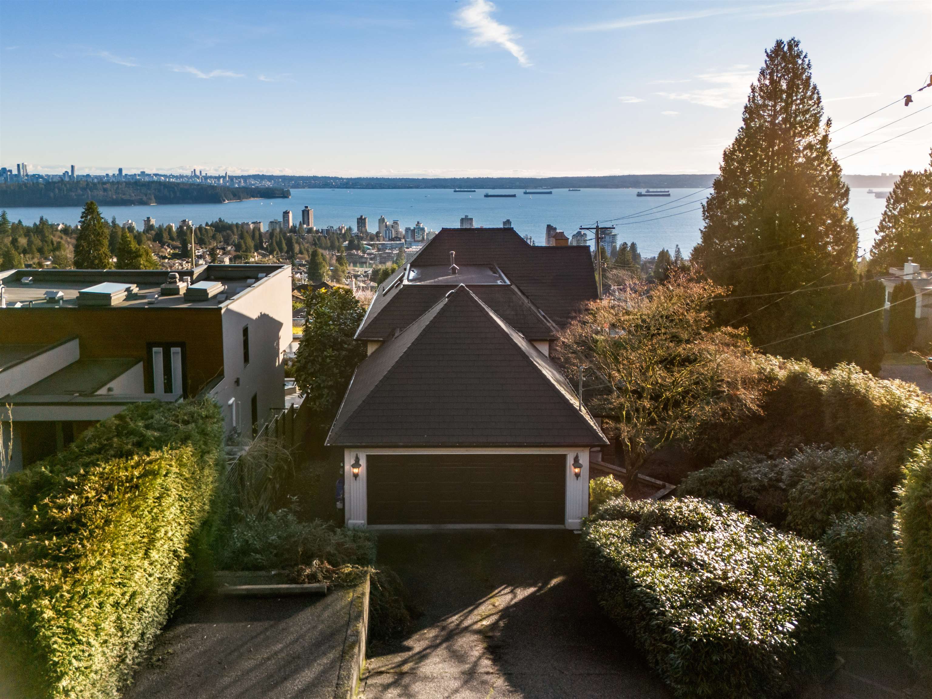 Listing image of 2198 ROSEBERY AVENUE