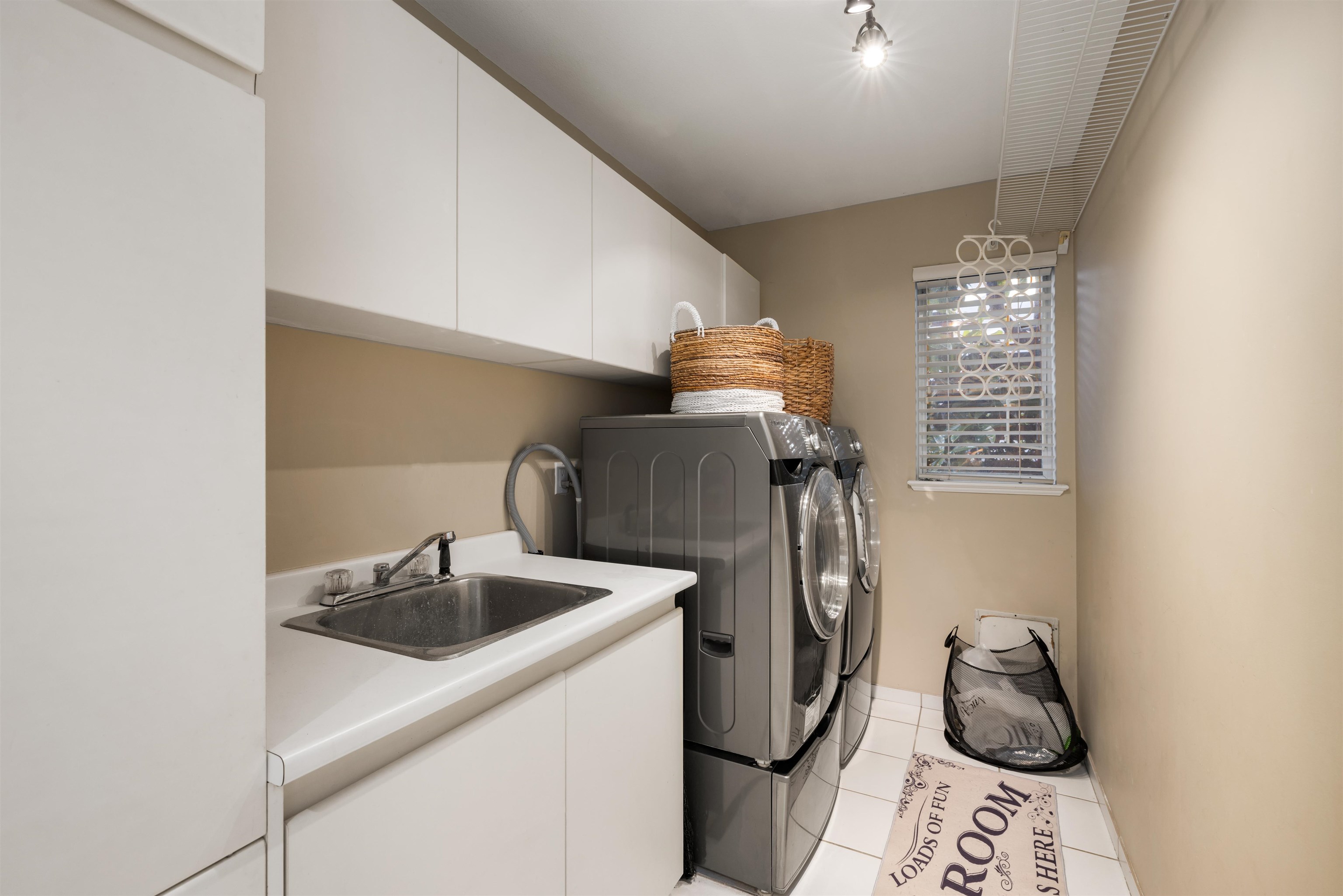 Listing image of 2198 ROSEBERY AVENUE