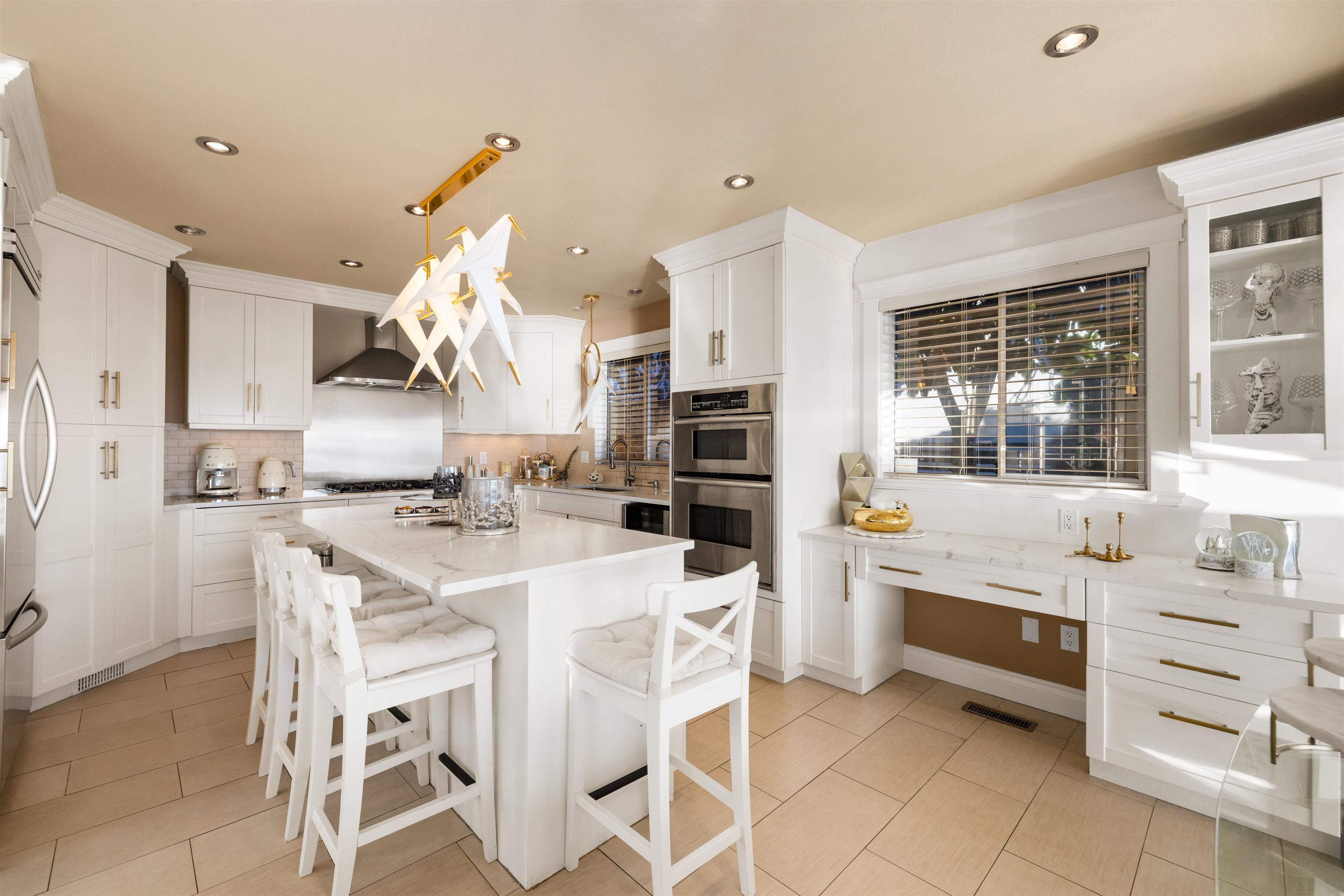 Listing image of 2198 ROSEBERY AVENUE