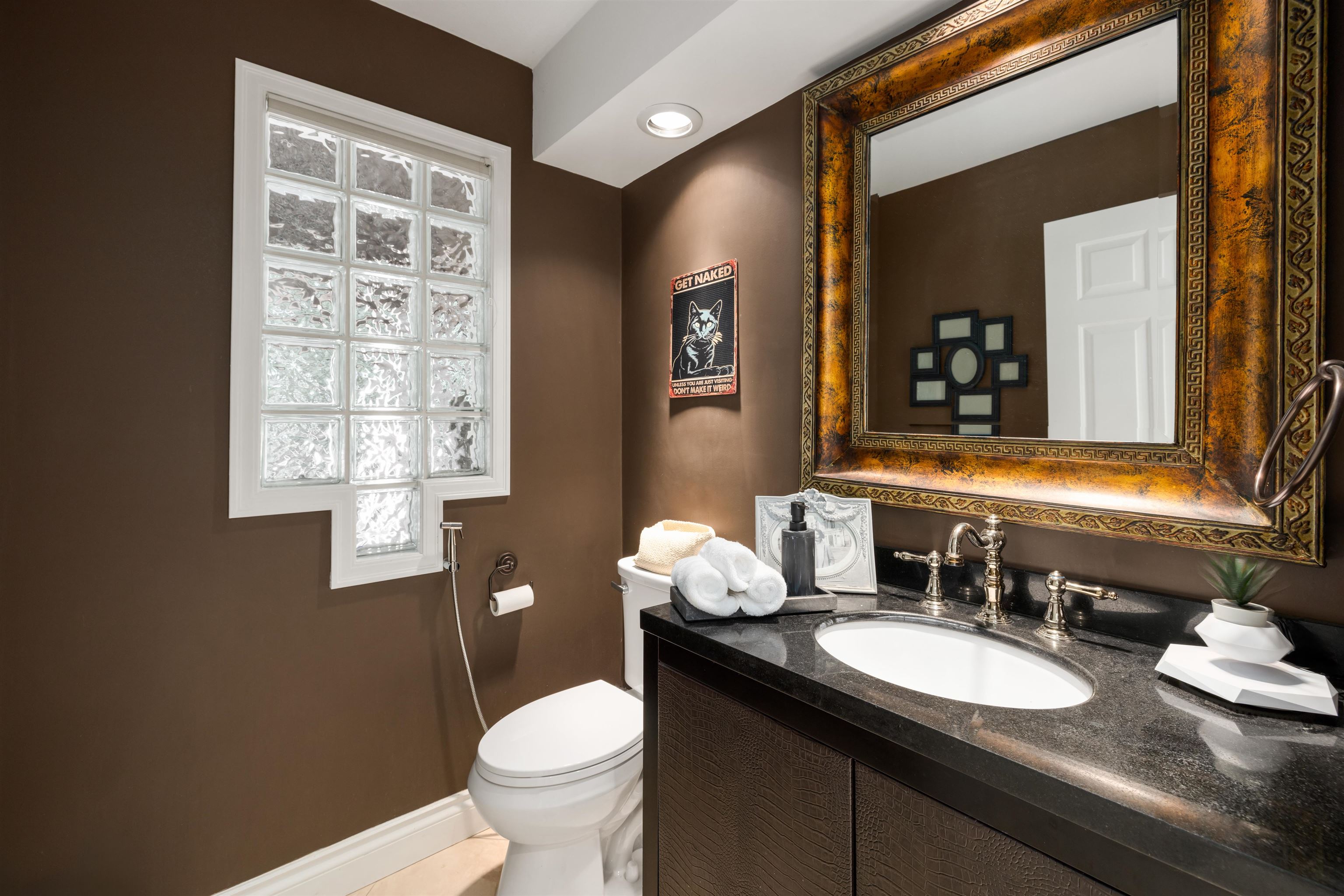 Listing image of 2198 ROSEBERY AVENUE