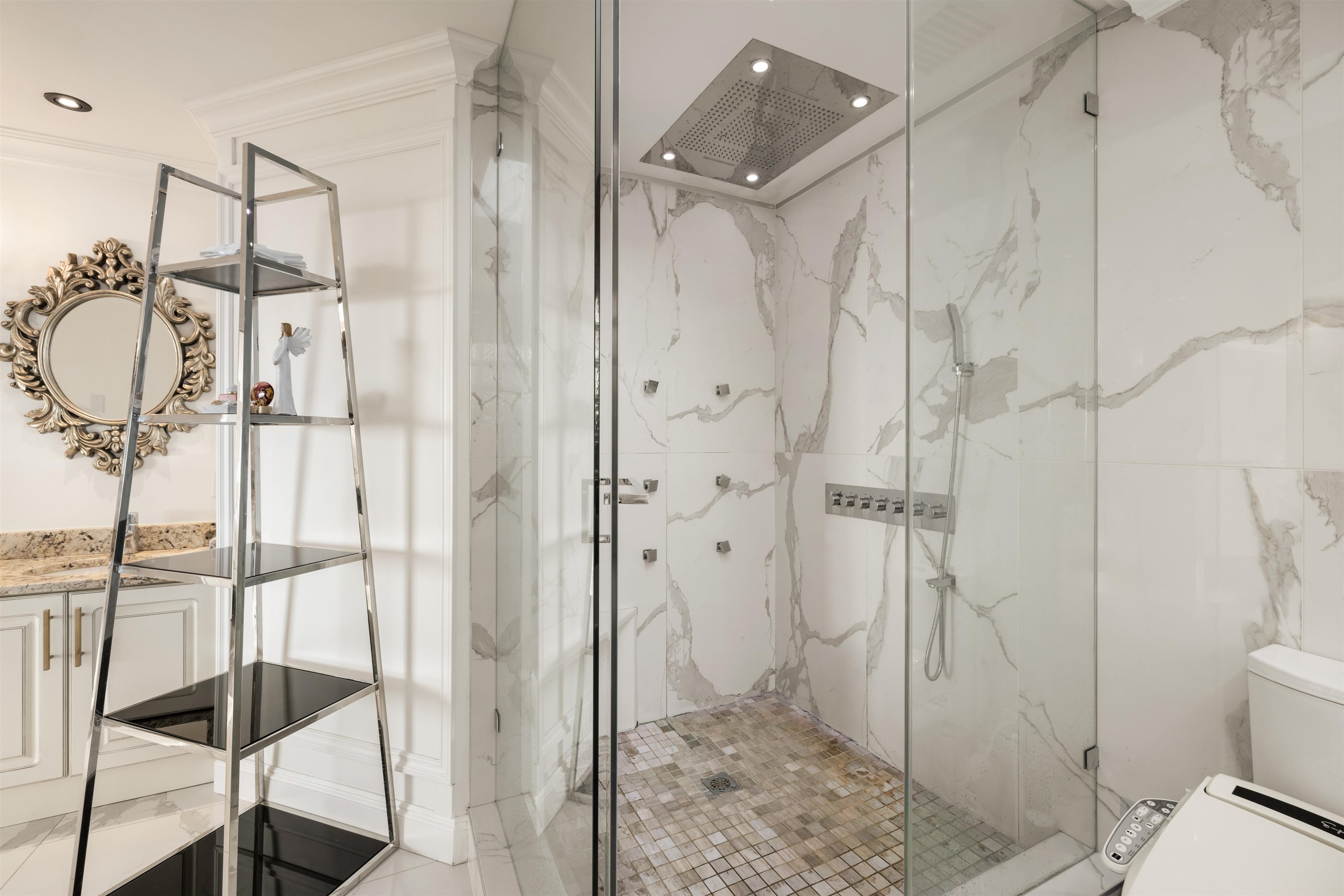 Listing image of 2198 ROSEBERY AVENUE