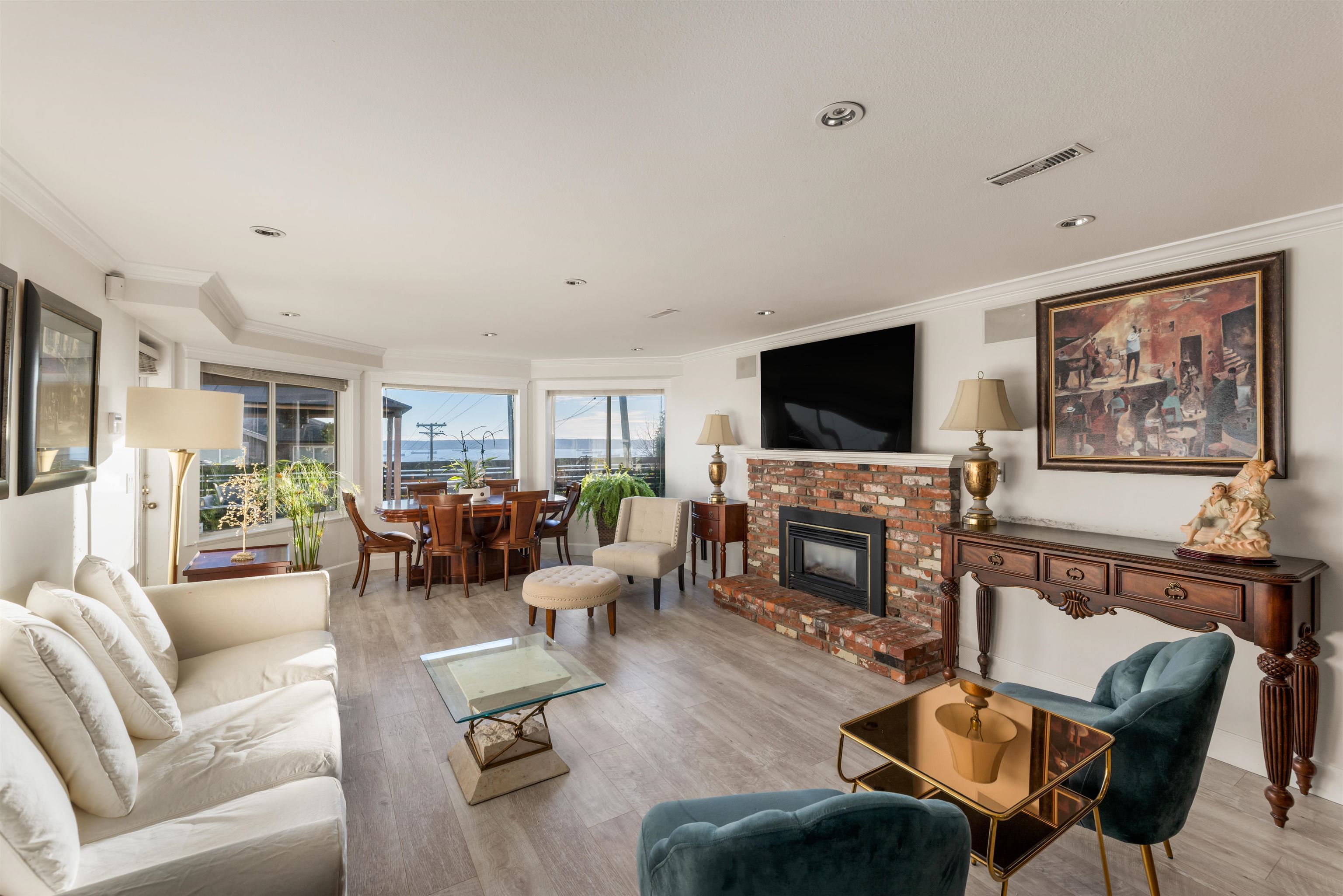 Listing image of 2198 ROSEBERY AVENUE