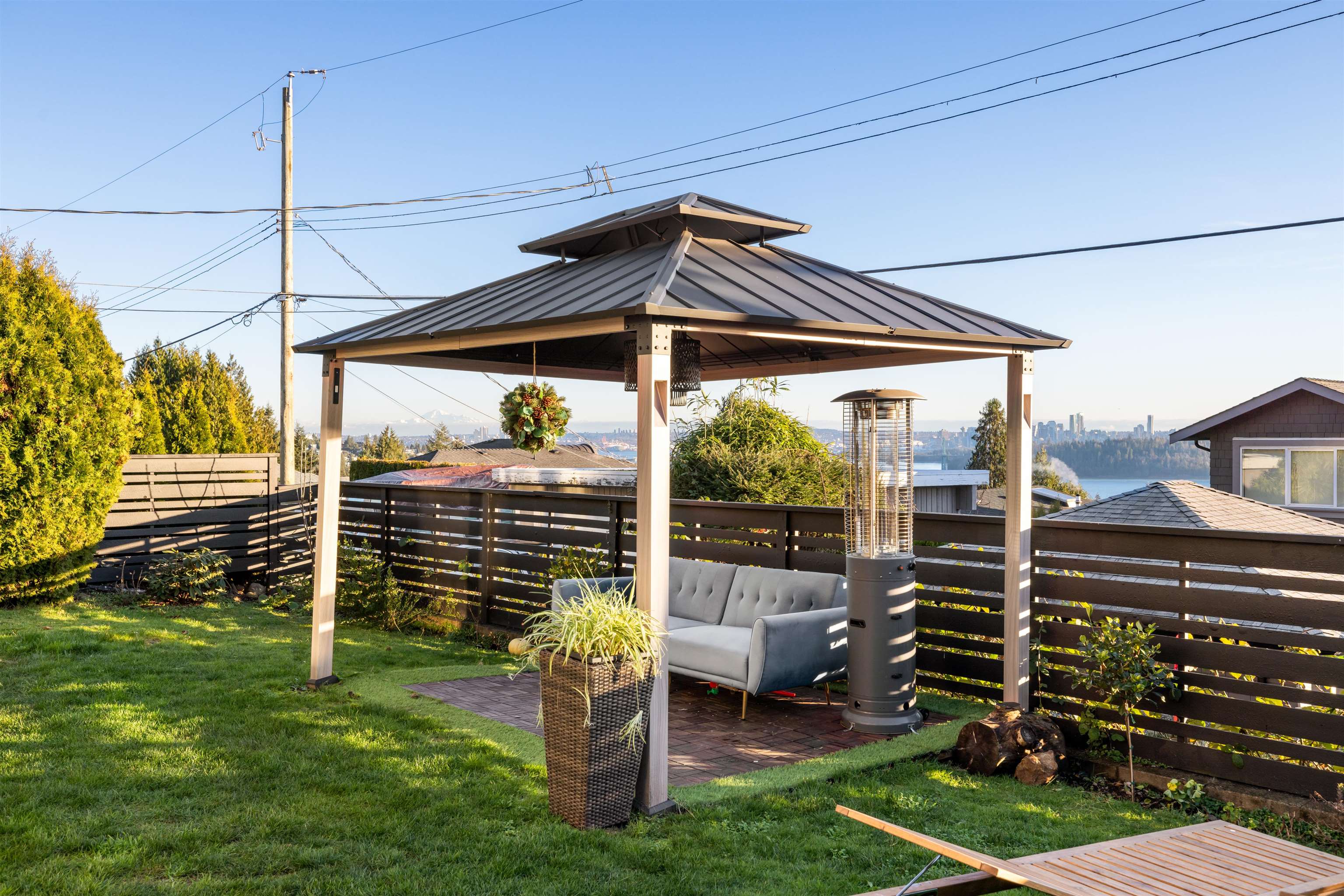 Listing image of 2198 ROSEBERY AVENUE